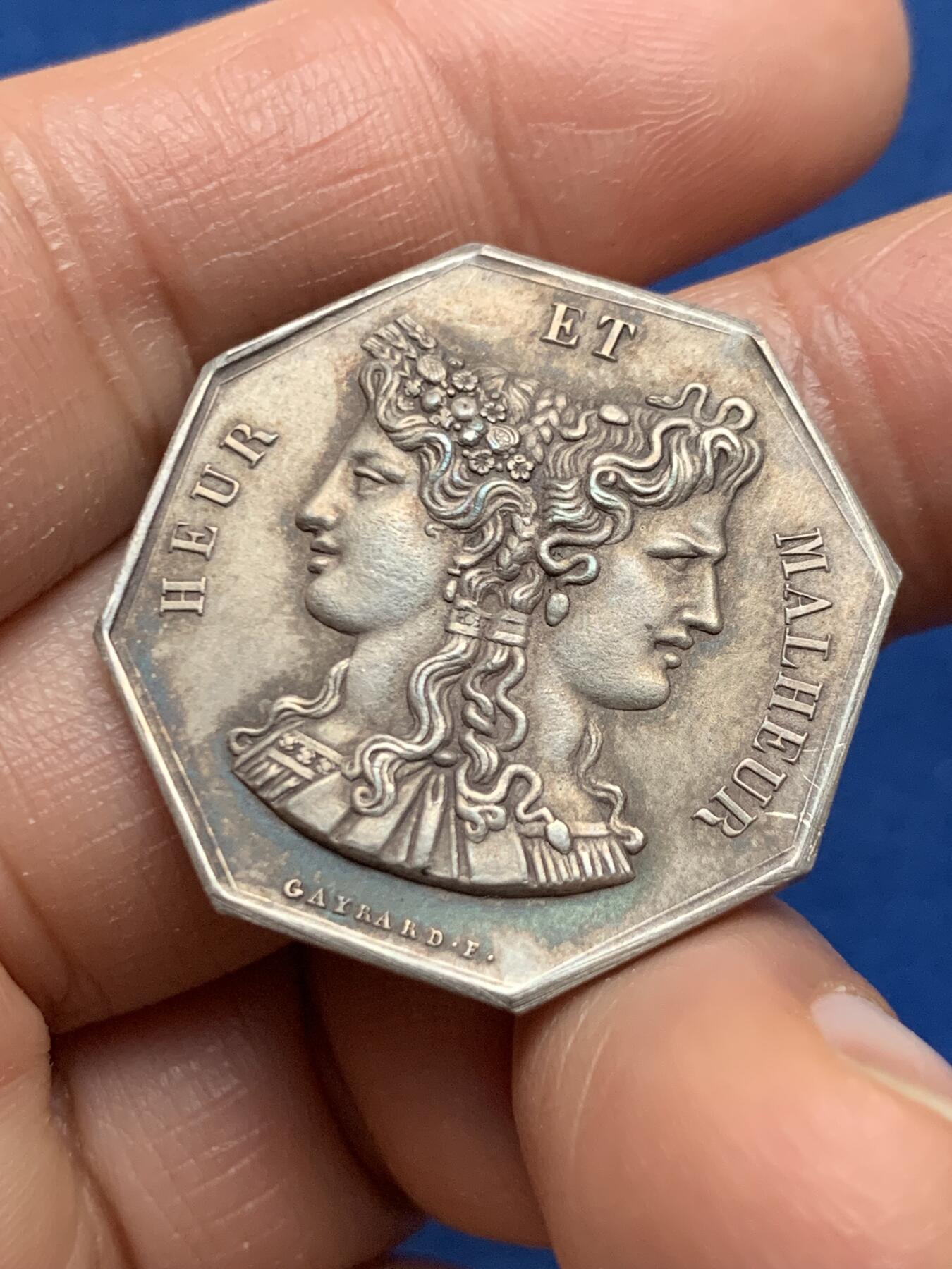 《竞宝斋》第463-465场 周日，周一，周二，3场连拍 （全场包邮）欢迎送拍 法国双面神“幸与不幸”八角银代币 云上天使双马车 原味老包浆 13.05克 30.1mm 丰饶角银标