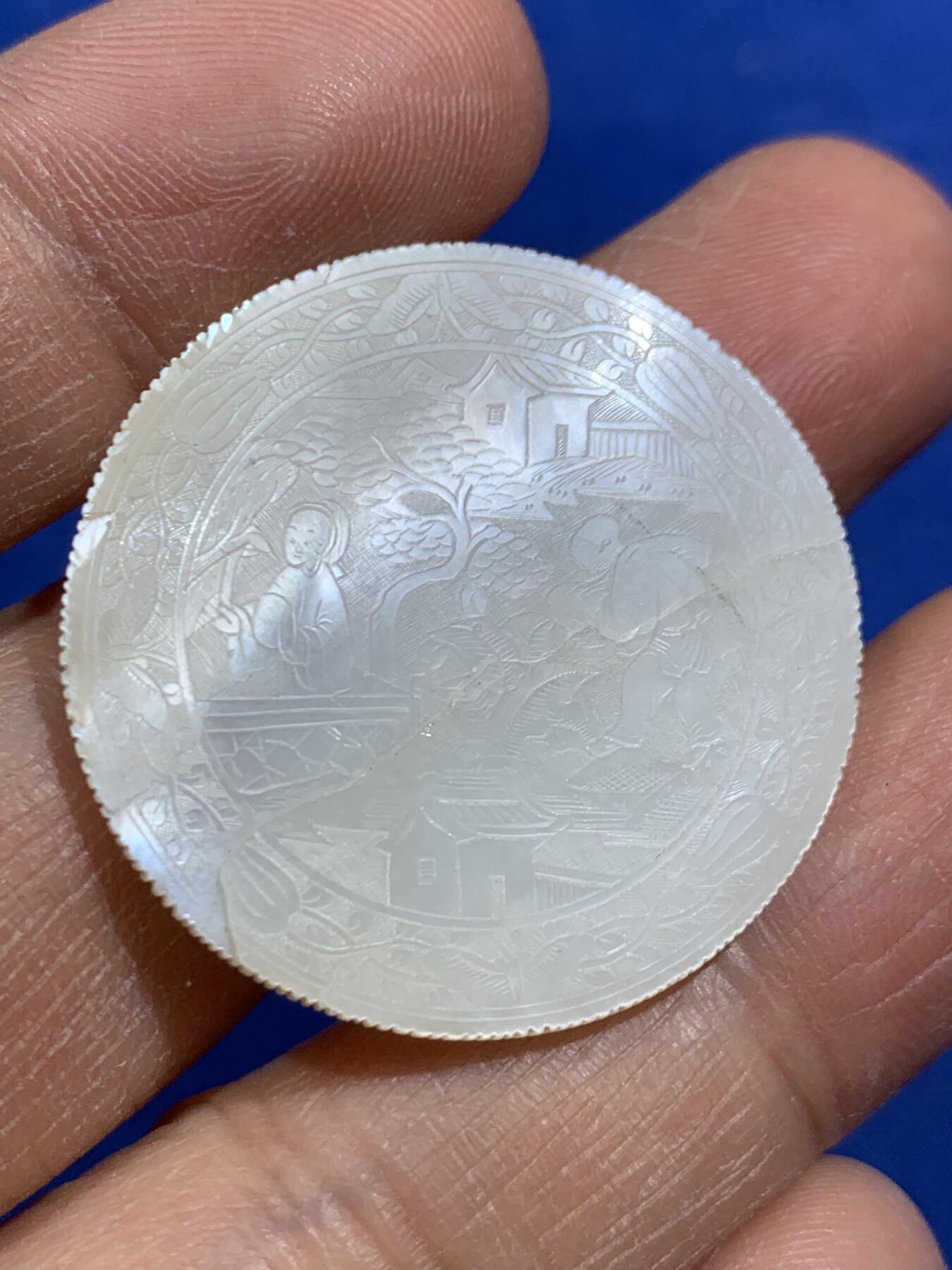 《竞宝斋》第463-465场 周日，周一，周二，3场连拍 （全场包邮）欢迎送拍 四枚一组 英国回流 清螺钿贝母筹码，菱型圆形，珠光水润，包括大型圆形厚片人物（有裂）一枚