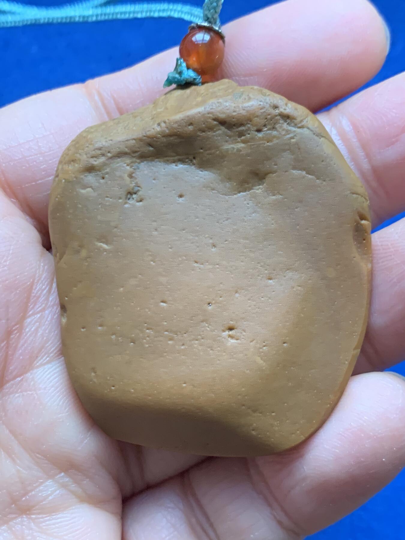 《竞宝斋》第463-465场 周日，周一，周二，3场连拍 （全场包邮）欢迎送拍 黄蜡石石雕·关羽 挂件，也可去绳做手把件，带绳重34.9克。佛教中，供奉关羽的偏殿是主财位，原石切面打磨，关羽的神态，飘逸的胡须刻画细腻