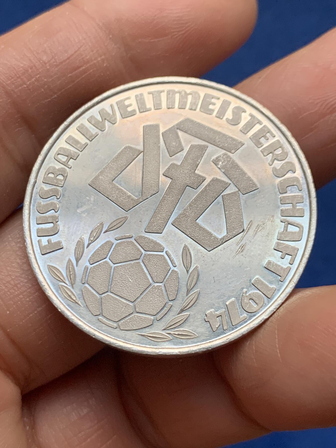 《竞宝斋》第463-465场 周日，周一，周二，3场连拍 （全场包邮）欢迎送拍 德国1974年世界杯银章 重15.3g 纯银 有银标