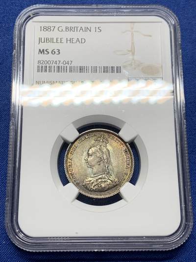 《竞宝斋》第463-465场 周日，周一，周二，3场连拍 （全场包邮）欢迎送拍 - NGC MS63 英国1887年 维多利亚女王1先令银币。百年库藏。长期储存形成的欧洲五彩包浆，双面色泽皆美丽动人，63里的极品，姹紫嫣红。