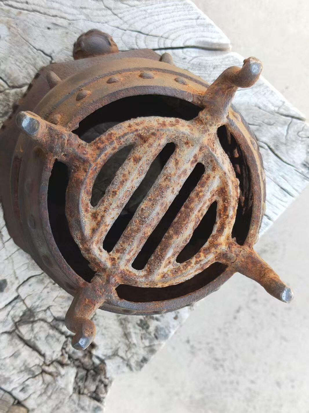 晚清，铸铁制造，千秋如意，福寿一体小茶炉一件。形壮象个鼓，并且上下两趟鼓钉，顶部铸有，千秋如意四个字，转圈铸有六个蝙蝠，两个兽头。底部炉条和炉身一体。整体造型美观大气，寓意深远，全品完整无残，包老。 尺寸直径19/高23Cm  重8.1斤