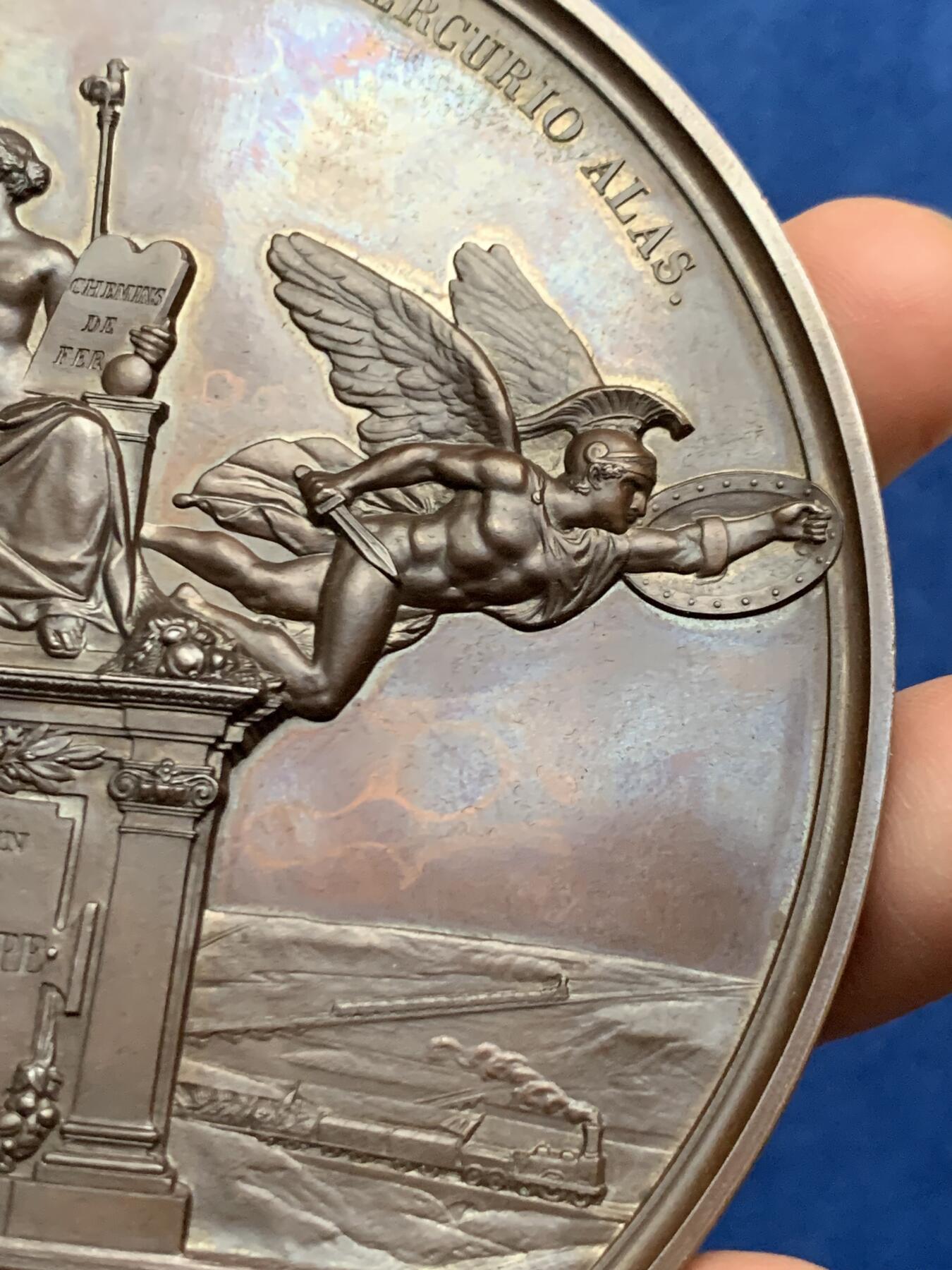 《竞宝斋》第463-465场 周日，周一，周二，3场连拍 （全场包邮）欢迎送拍 1842年法国波旁复辟时期路易-腓力一世铁路法确立纪念超大铜章 带原配木盒保存 过手最大的冲压章  实物非常震撼 品相保存极好 值得收藏 581.2克 111mm 船首铜标