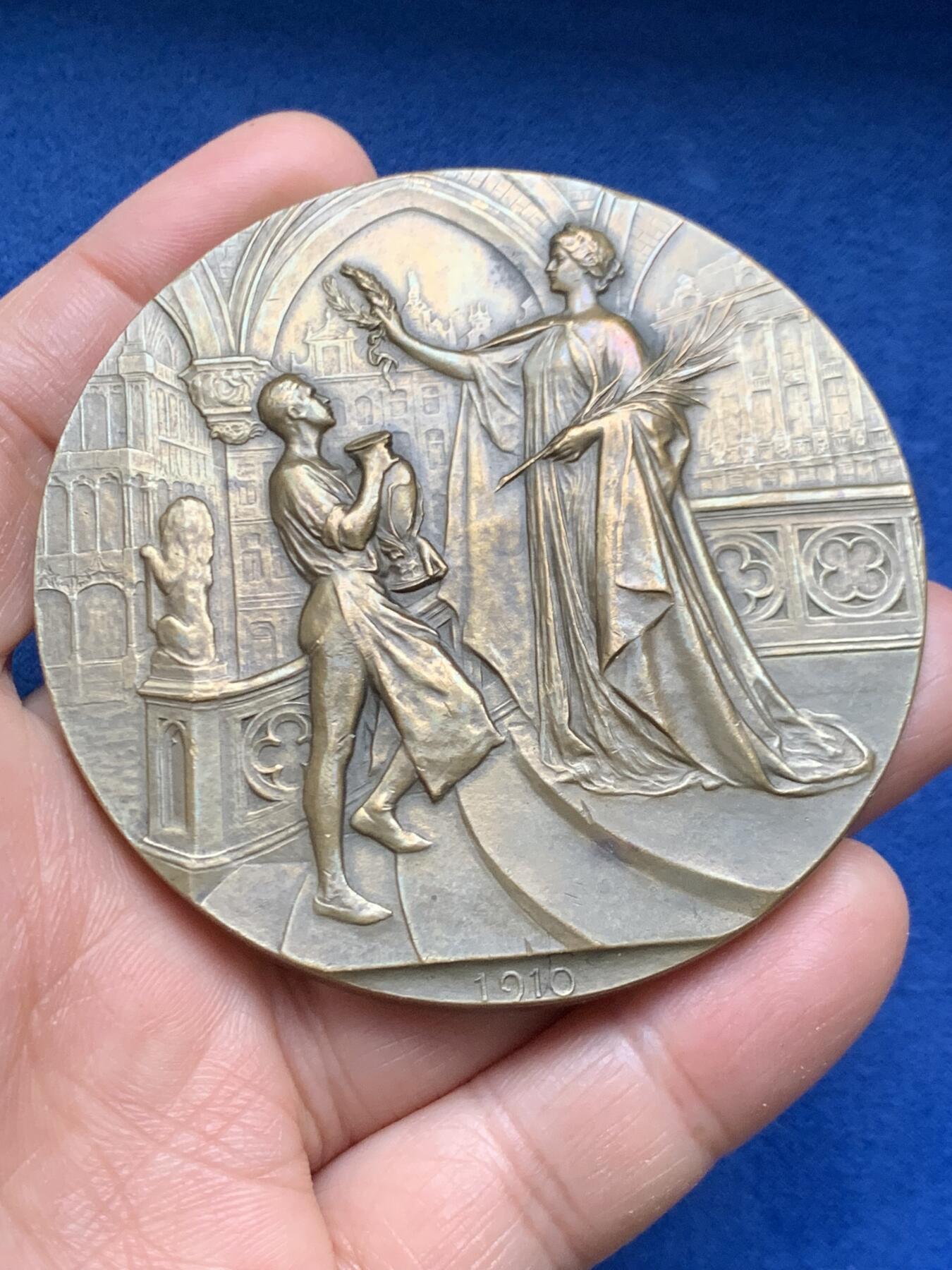 《竞宝斋》第463-465场 周日，周一，周二，3场连拍 （全场包邮）欢迎送拍 比利时新艺术大铜章【1910年布鲁塞尔世博会】大师Devreese，百年古董原版。直径：69.8mm，重量：126.3g，比利时名章，世博题材名章，大师Devreese代表作之一。实物精美