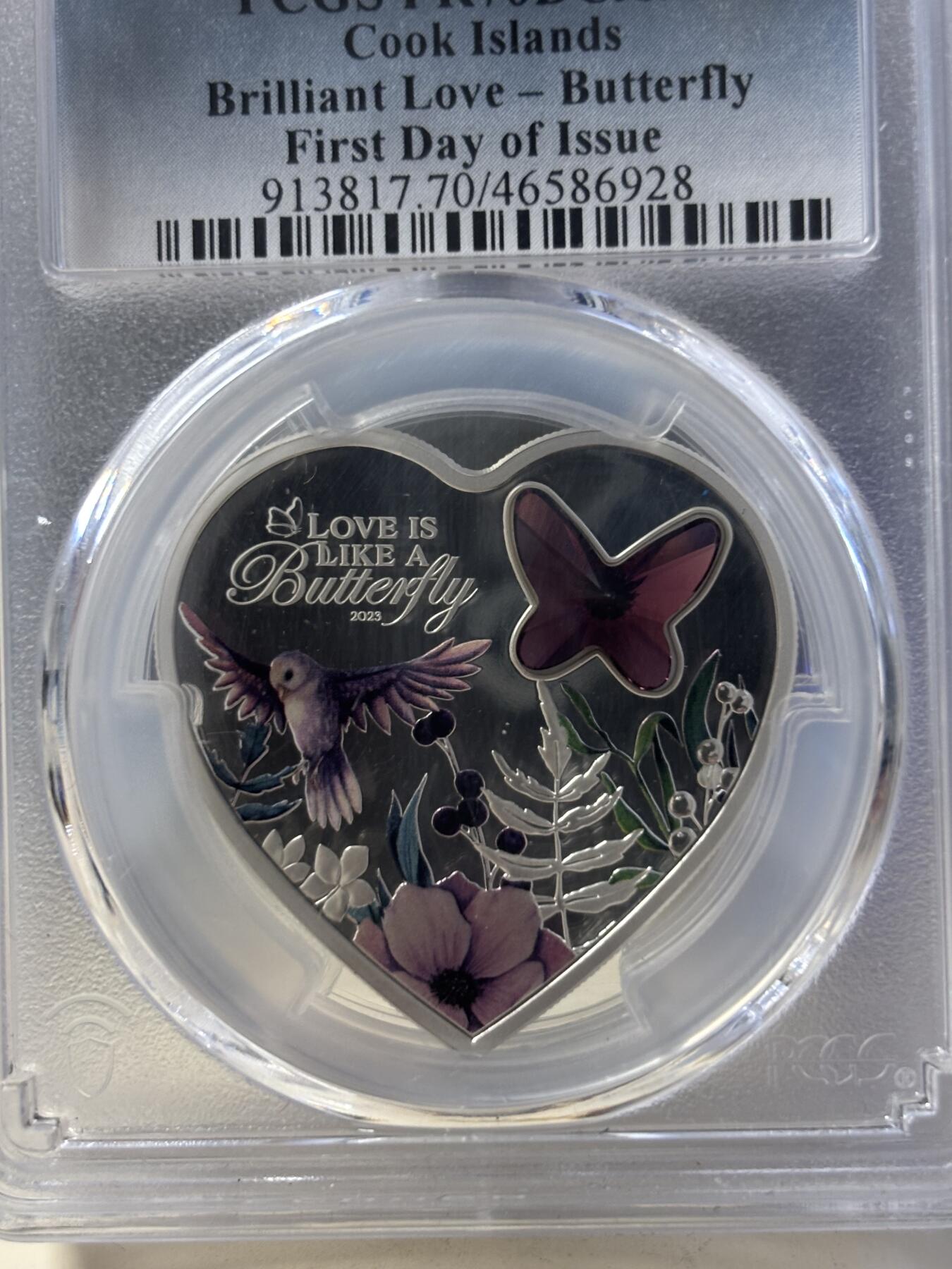 第190期拍卖 库克2023年情人节镶嵌蝴蝶心形彩银币PCGS-PR70，999银，20克，发行2023枚，评级盒上有丝痕