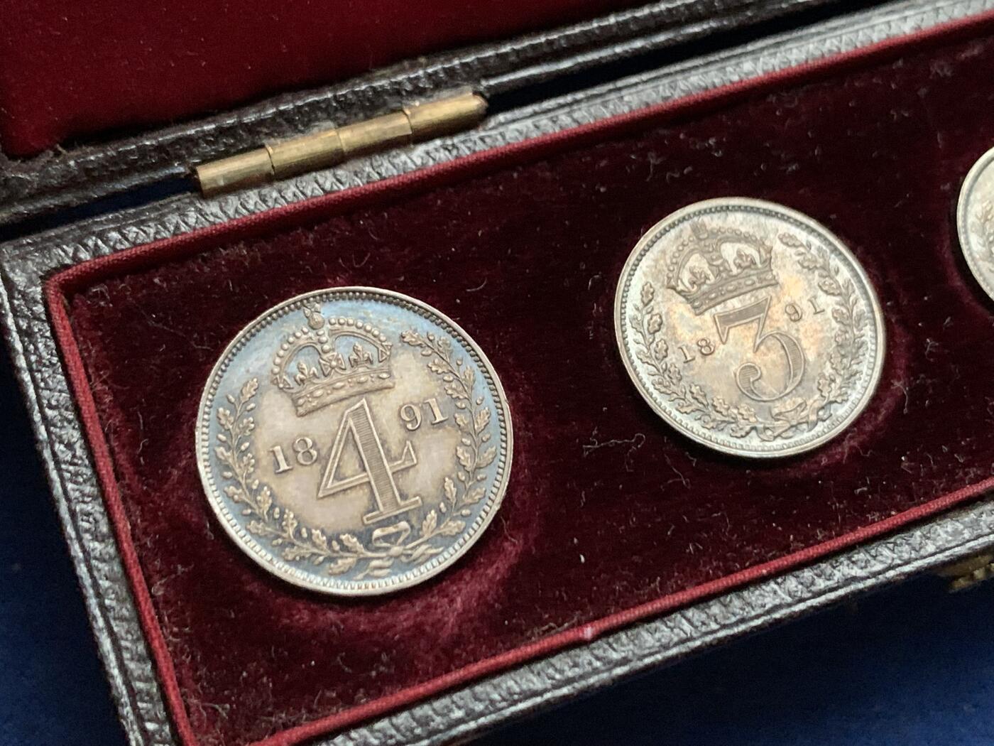 《竞宝斋》第463-465场 周日，周一，周二，3场连拍 （全场包邮）欢迎送拍 英国1891年维多利亚女皇高冠濯足节套币，状态很美，包浆漂亮，带原始盒