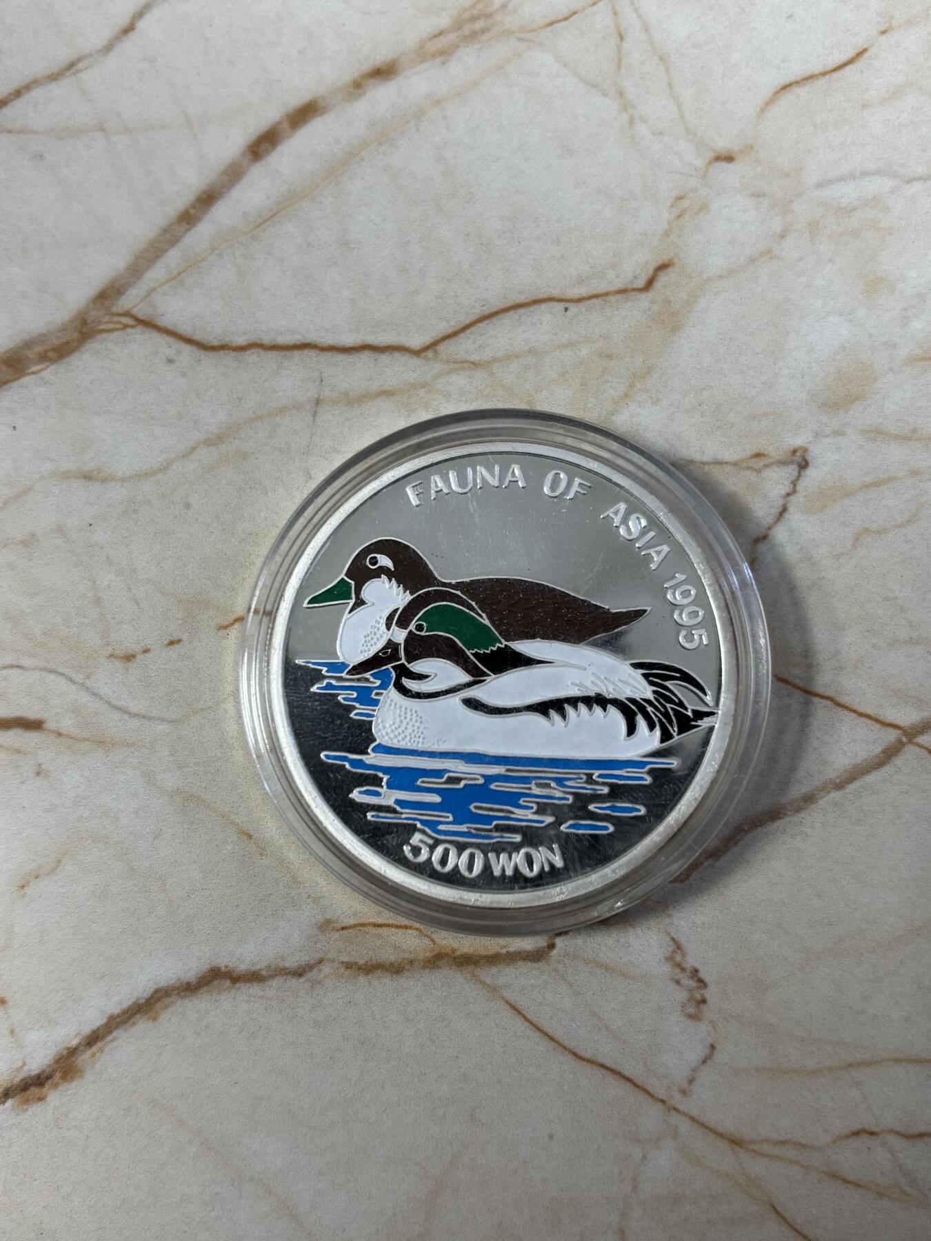 第190期拍卖 朝鲜1995年鸳鸯1盎司精制纪念彩色银币，999银,有氧化，