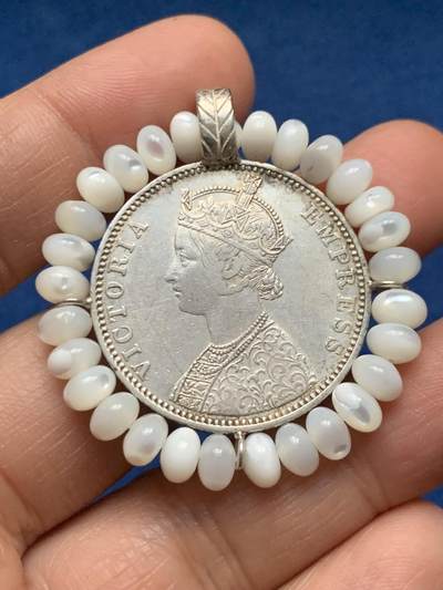 《竞宝斋》第463-465场 周日，周一，周二，3场连拍 （全场包邮）欢迎送拍 - 英属印度1900年维多利亚女王1卢比银币吊坠 总重18克 41.5mm