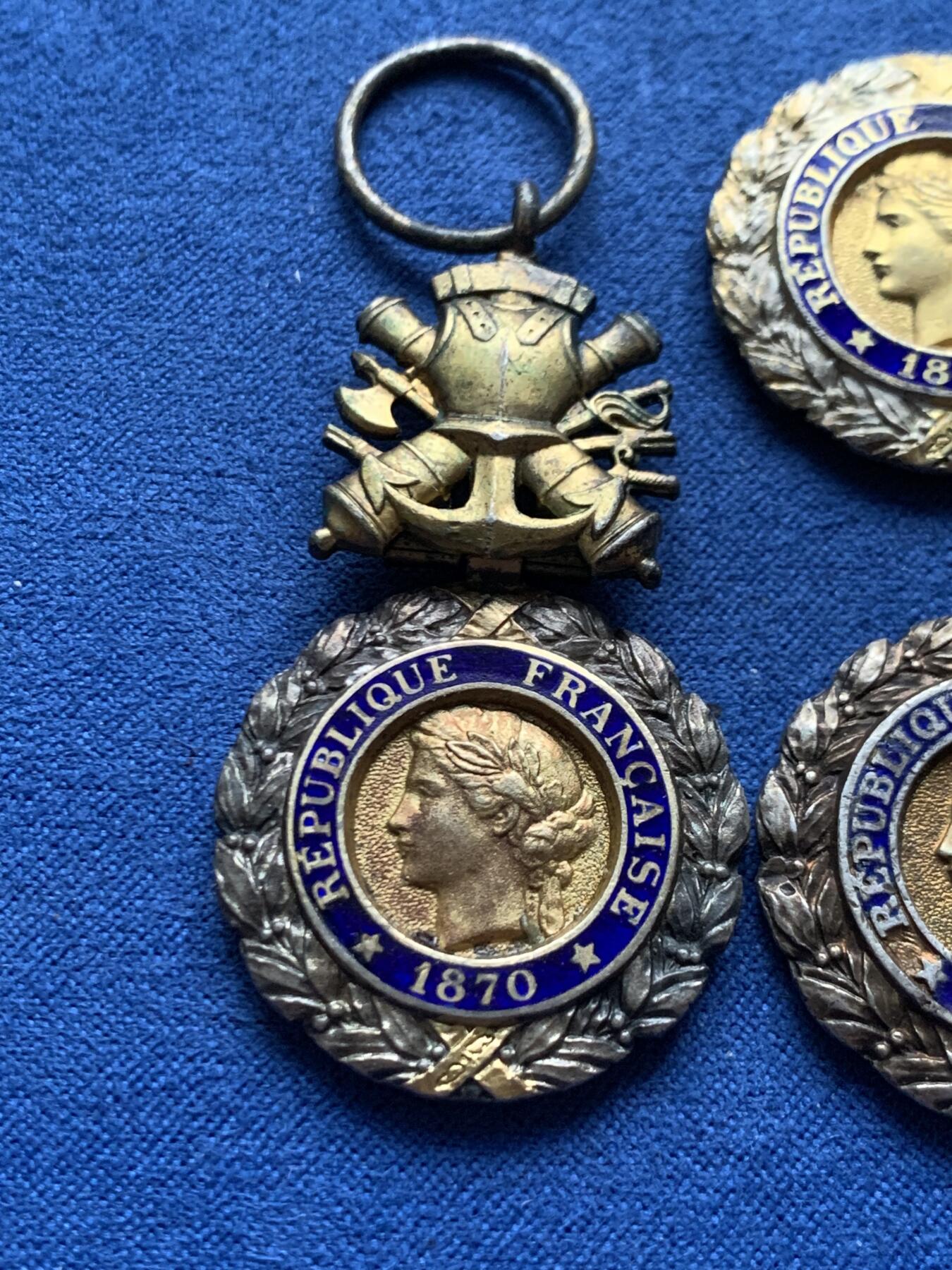 《竞宝斋》第463-465场 周日，周一，周二，3场连拍 （全场包邮）欢迎送拍 三枚一组 法国军事功勋勋章章头 带950银银标 总重46.3克