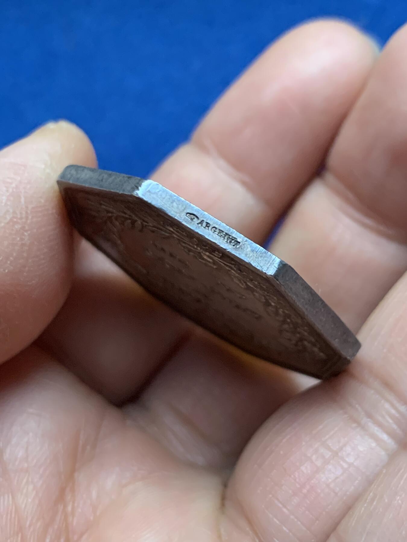 《竞宝斋》第463-465场 周日，周一，周二，3场连拍 （全场包邮）欢迎送拍 法国法兰西银行八角银质代币，五彩，铭文：智慧决定财富，23.9g，36.1mm，手指边铭