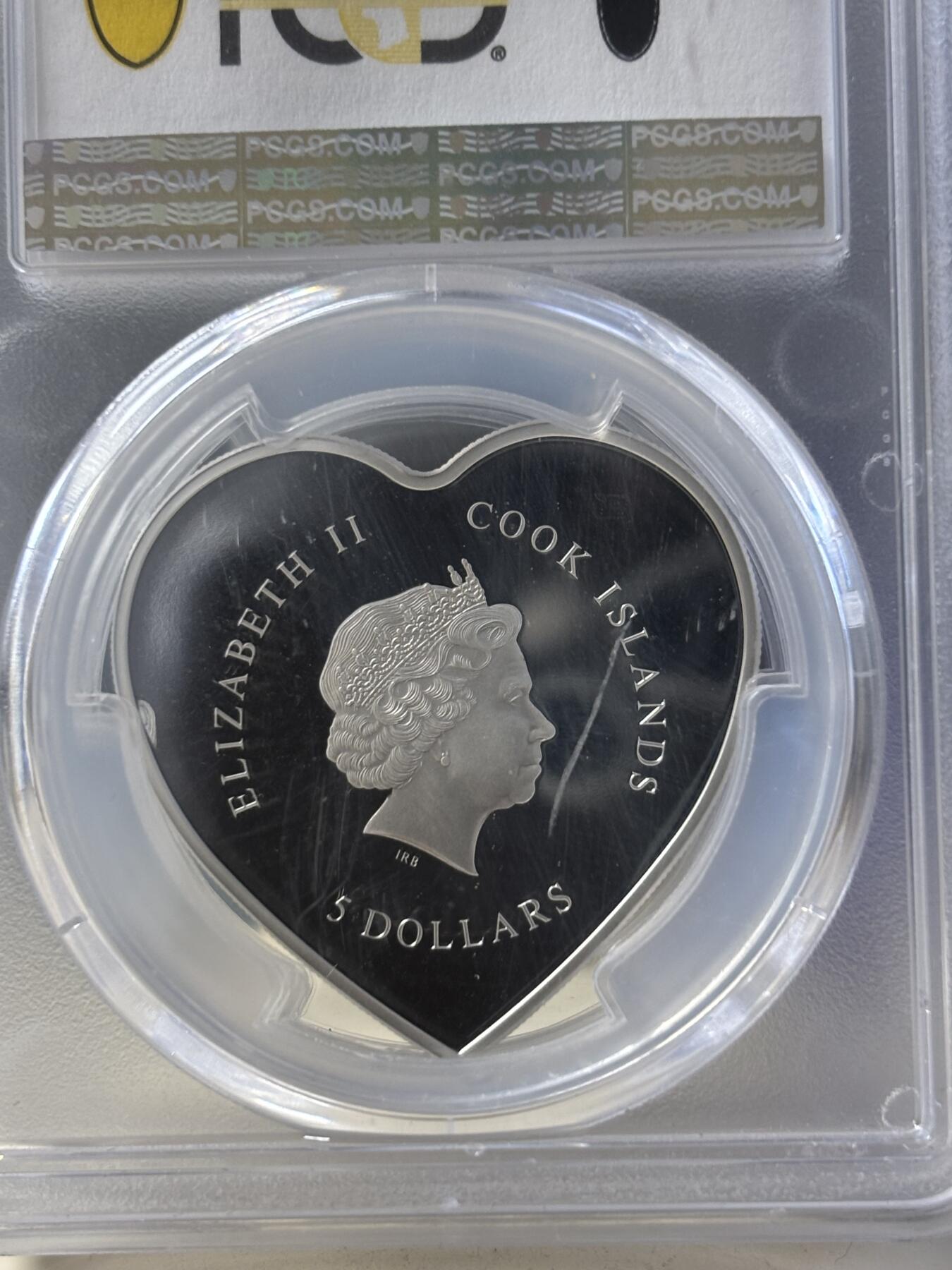 第190期拍卖 库克2023年情人节镶嵌蝴蝶心形彩银币PCGS-PR70，999银，20克，发行2023枚，评级盒上有丝痕