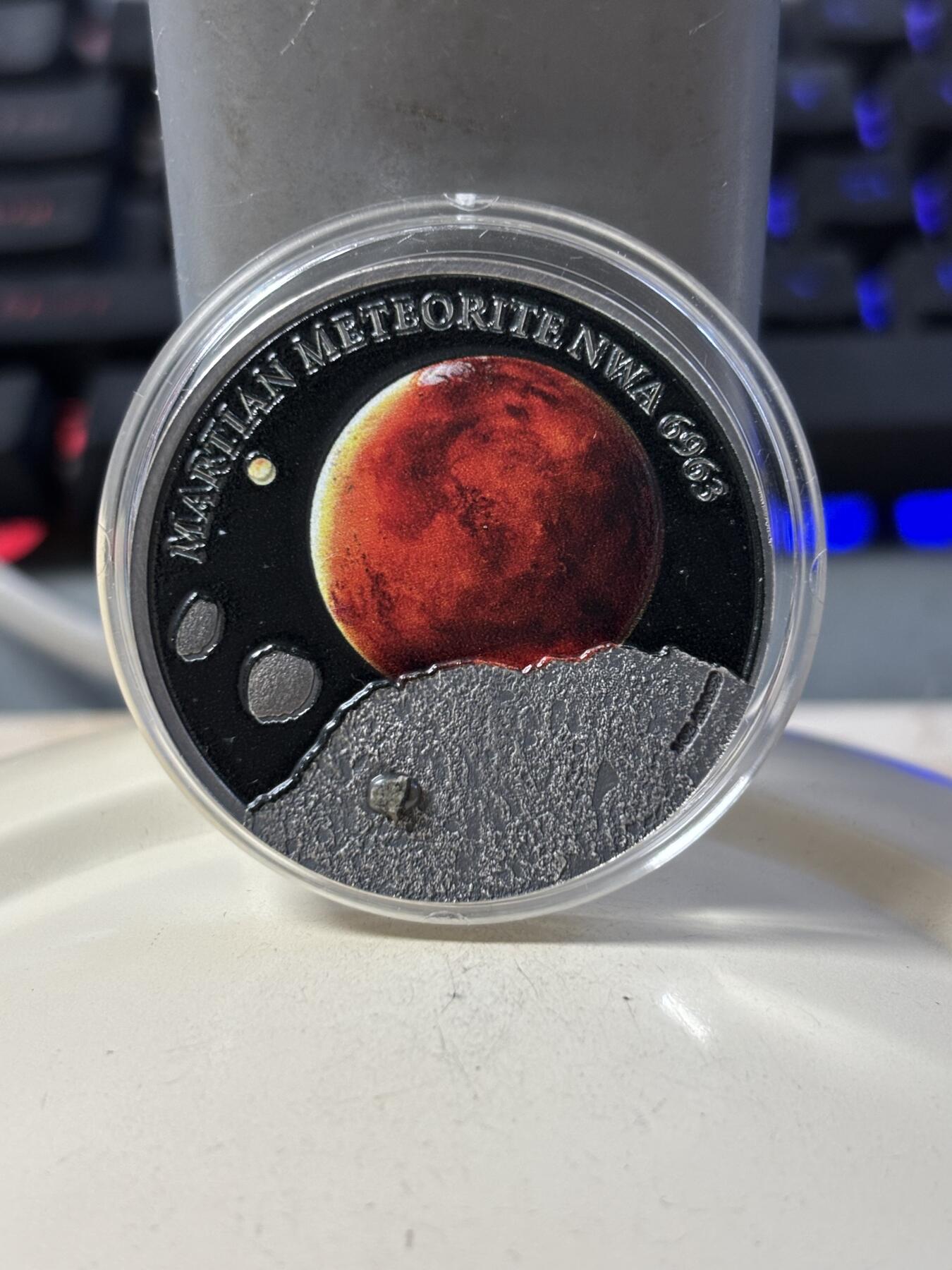 第190期拍卖 纽埃2016年镶嵌NWA6963火星陨石1盎司彩色纪念银币，999银，发行500枚