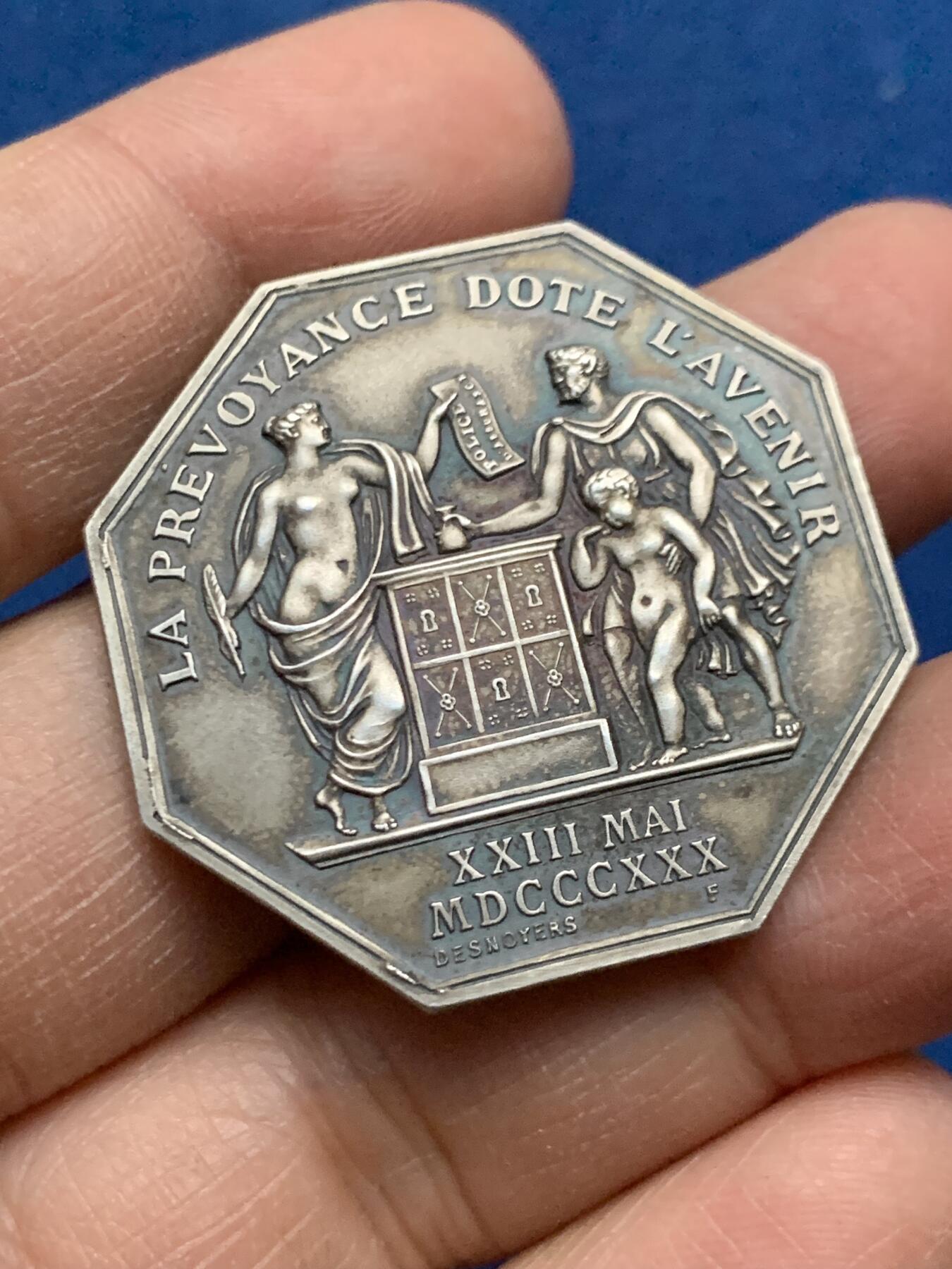 《竞宝斋》第463-465场 周日，周一，周二，3场连拍 （全场包邮）欢迎送拍 法国人寿保险公司银质八角代币 2枚装原装皮盒套装 出厂品相 皇家保险银质奖章 正面中央铭文