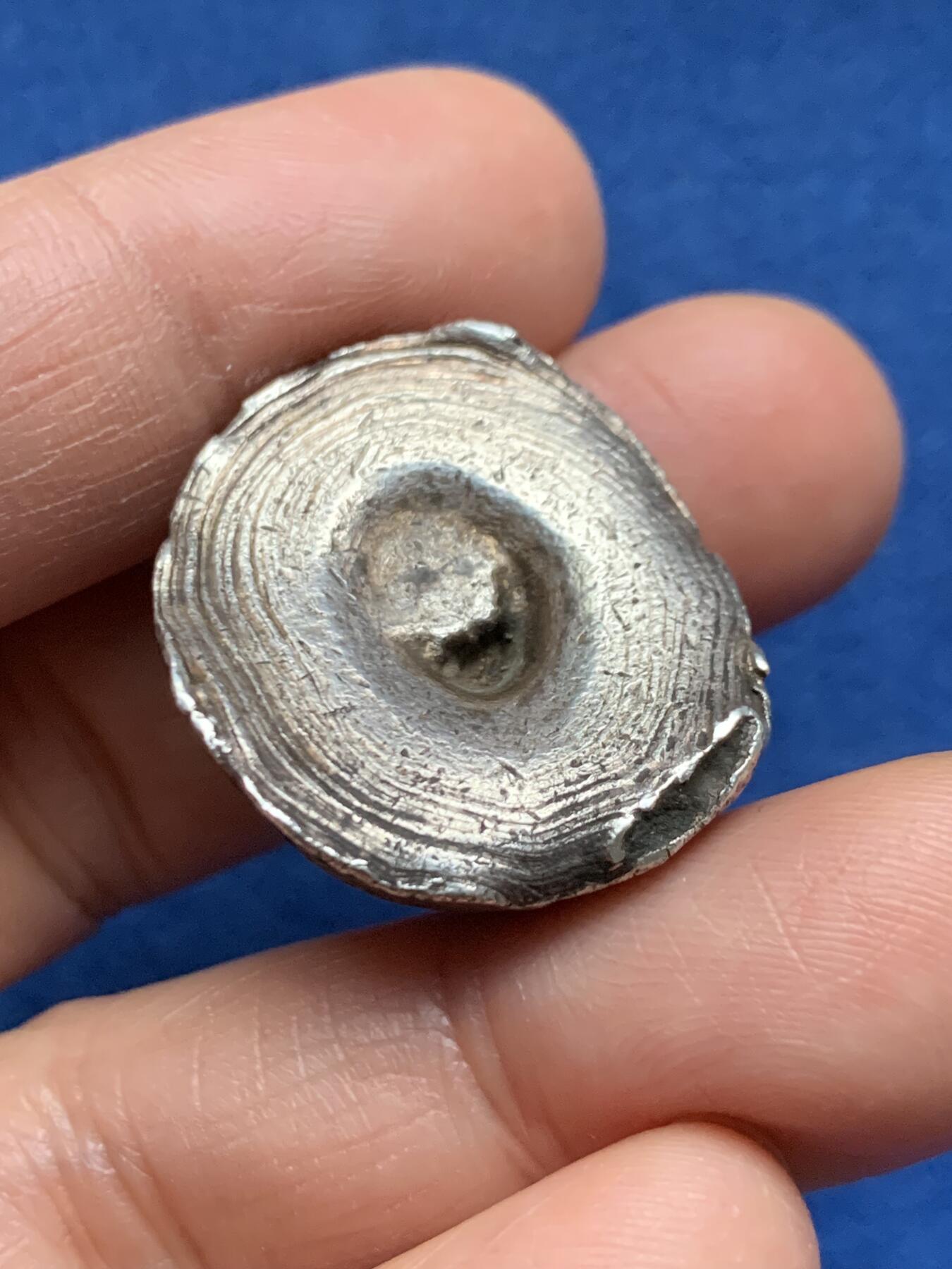 《竞宝斋》第463-465场 周日，周一，周二，3场连拍 （全场包邮）欢迎送拍 鸡窝银锭 重46.7克 原汁原味 承载着岁月的痕迹 压手适合把玩！