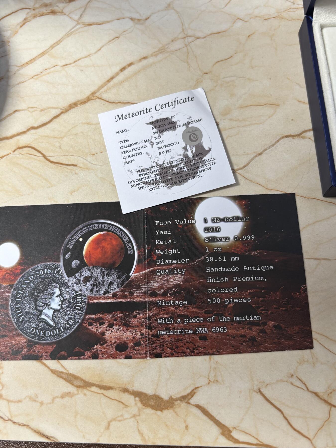 第190期拍卖 纽埃2016年镶嵌NWA6963火星陨石1盎司彩色纪念银币，999银，发行500枚