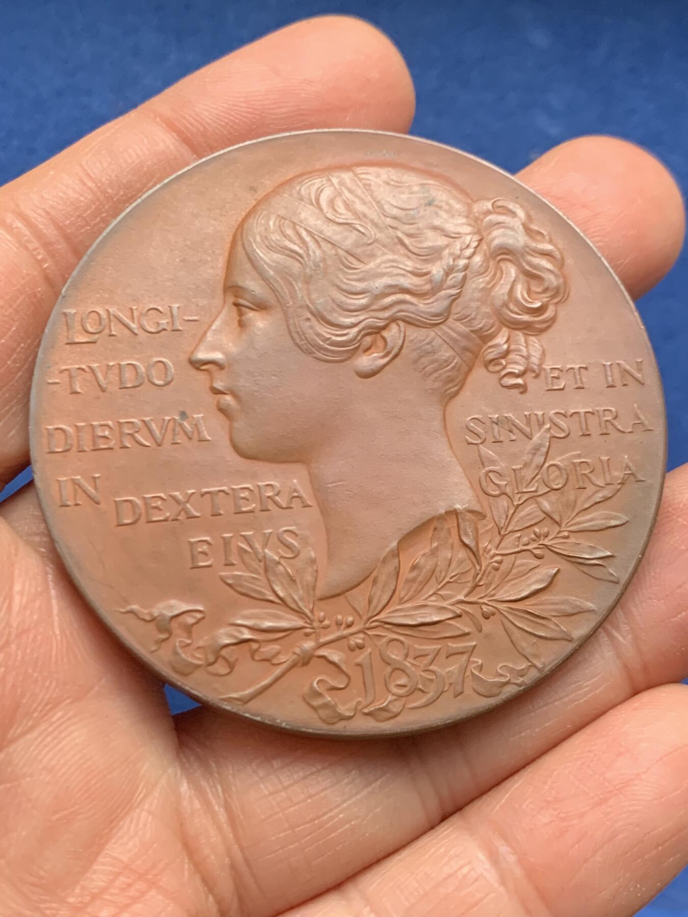 《竞宝斋》第463-465场 周日，周一，周二，3场连拍 （全场包邮）欢迎送拍 英国1897年维多利亚女王登基60周年纪念大铜章，经典的小维+老维双面高浮雕头像，一枚即可拥有。赭红巧克力，丝滑底板，状态很好，可送评级。55.3mm 74.7克