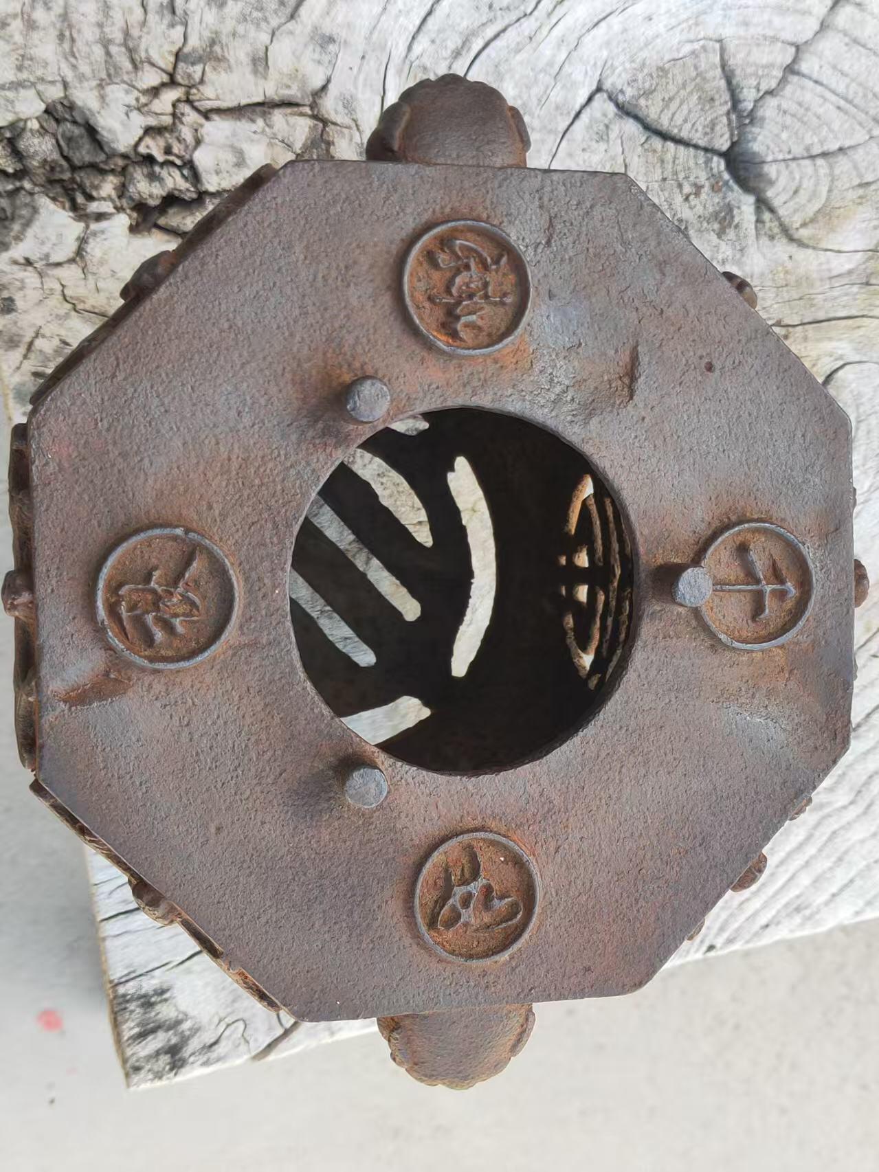 晚清，铸铁制造，千秋如意，福寿一体小茶炉一件。形壮象个鼓，并且上下两趟鼓钉，顶部铸有，千秋如意四个字，转圈铸有六个蝙蝠，两个兽头。底部炉条和炉身一体。整体造型美观大气，寓意深远，全品完整无残，包老。 尺寸直径19/高23Cm  重8.1斤