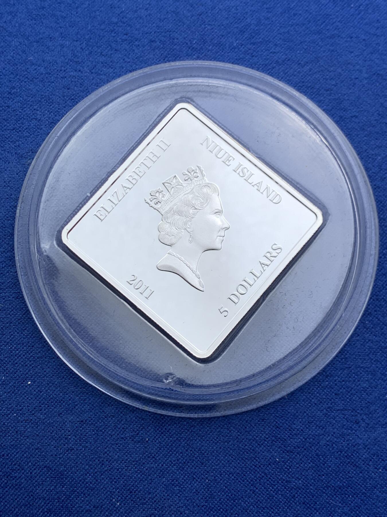 《竞宝斋》第463-465场 周日，周一，周二，3场连拍 （全场包邮）欢迎送拍 纽埃2011年5元 部分镀24K金精制菱形银币 1936年英国的三王-乔治五世/爱德华八世/乔治六世 50克999银 发行量：2千5百 盒证全