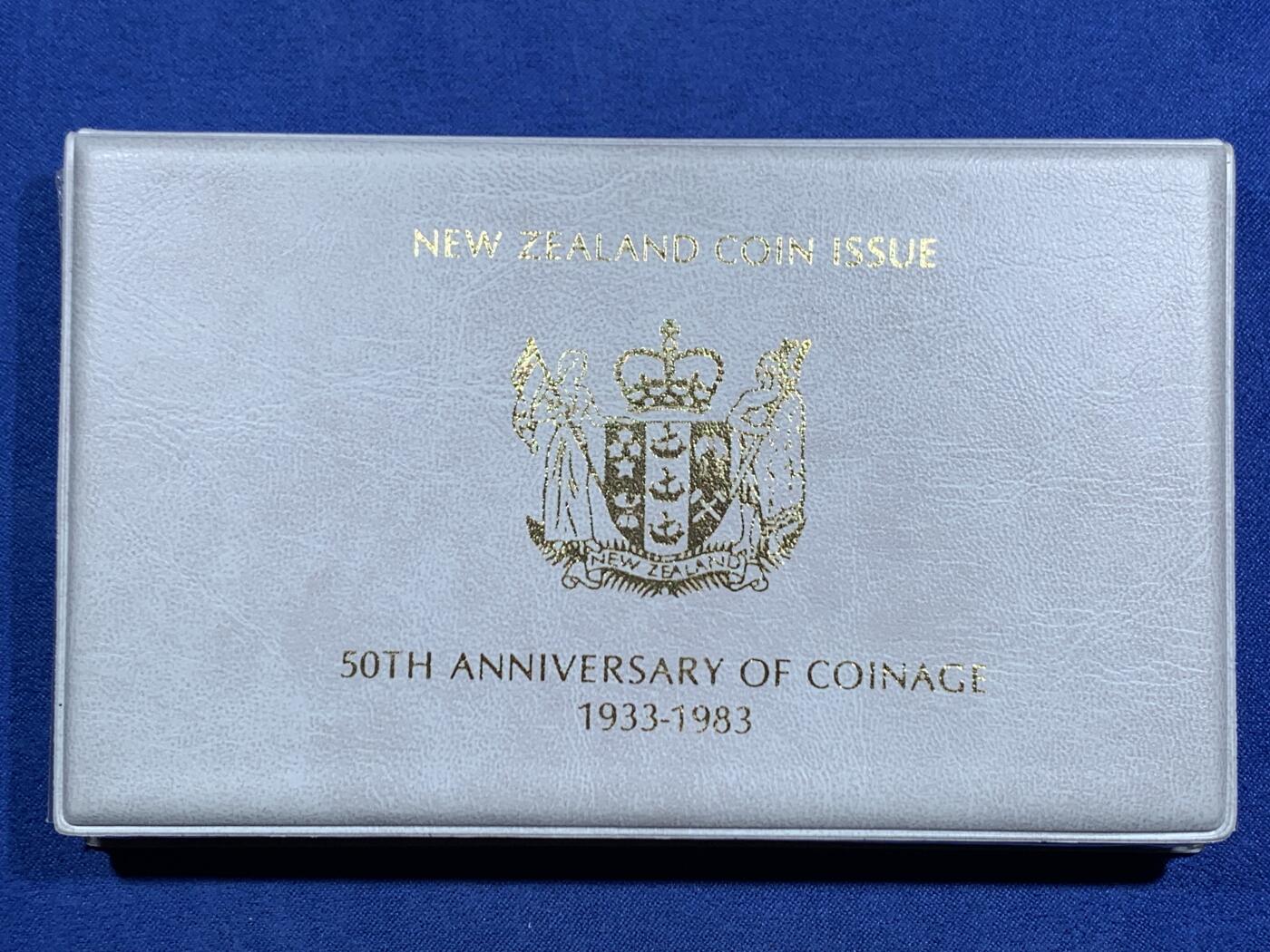 《竞宝斋》第463-465场 周日，周一，周二，3场连拍 （全场包邮）欢迎送拍 新西兰1983年伊丽莎白二世精制套币，其中最大面值的一元为银币，27.216克，925银