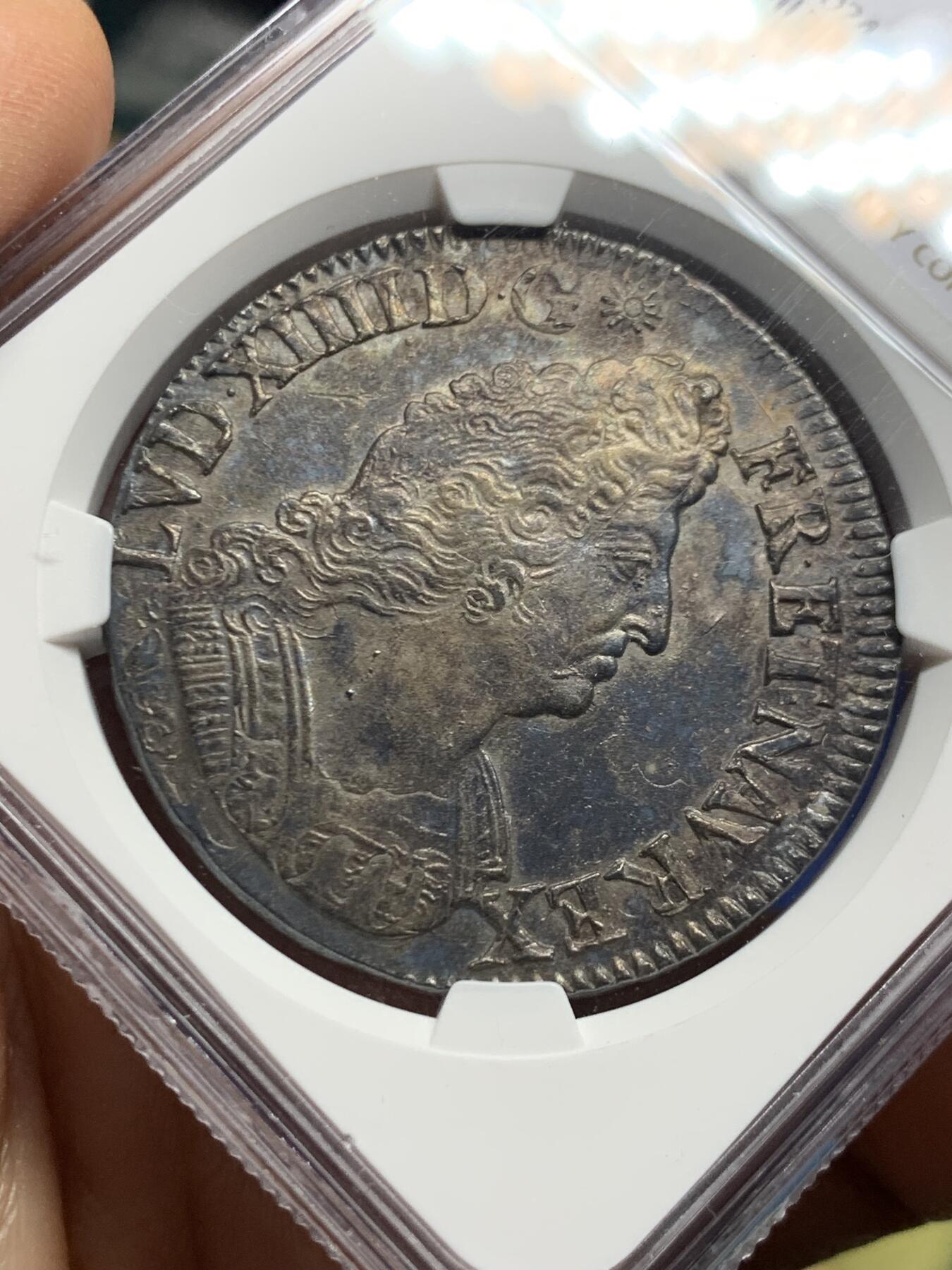 《竞宝斋》第463-465场 周日，周一，周二，3场连拍 （全场包邮）欢迎送拍 NGC AU 法国1693年太阳王路易十四埃居 少见好品棕榈叶版本 正反面打制都不错 发丝清晰可见几乎没有流通磨损 原味好状态黑包浆 人物立体 整体状态很好