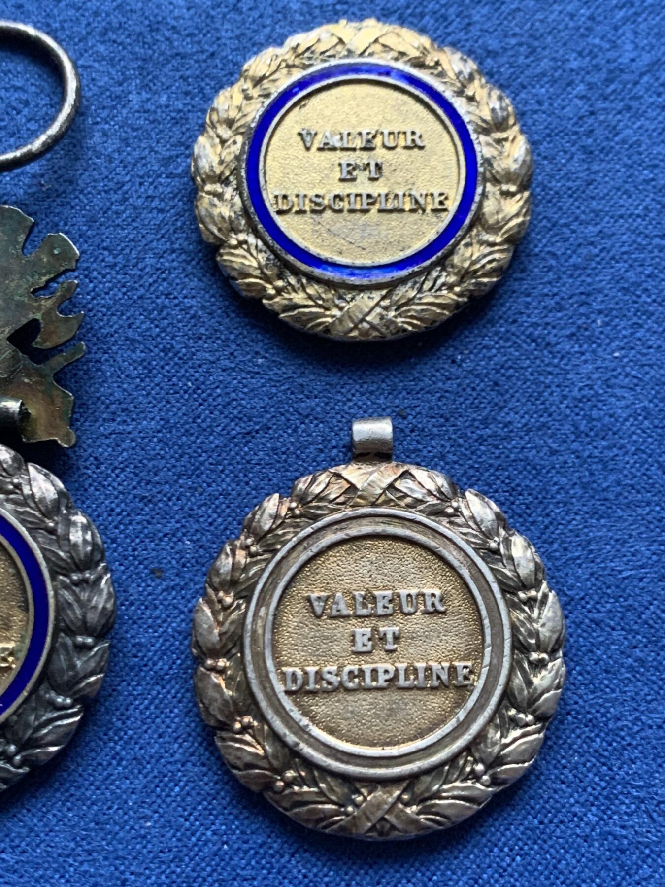 《竞宝斋》第463-465场 周日，周一，周二，3场连拍 （全场包邮）欢迎送拍 三枚一组 法国军事功勋勋章章头 带950银银标 总重46.3克