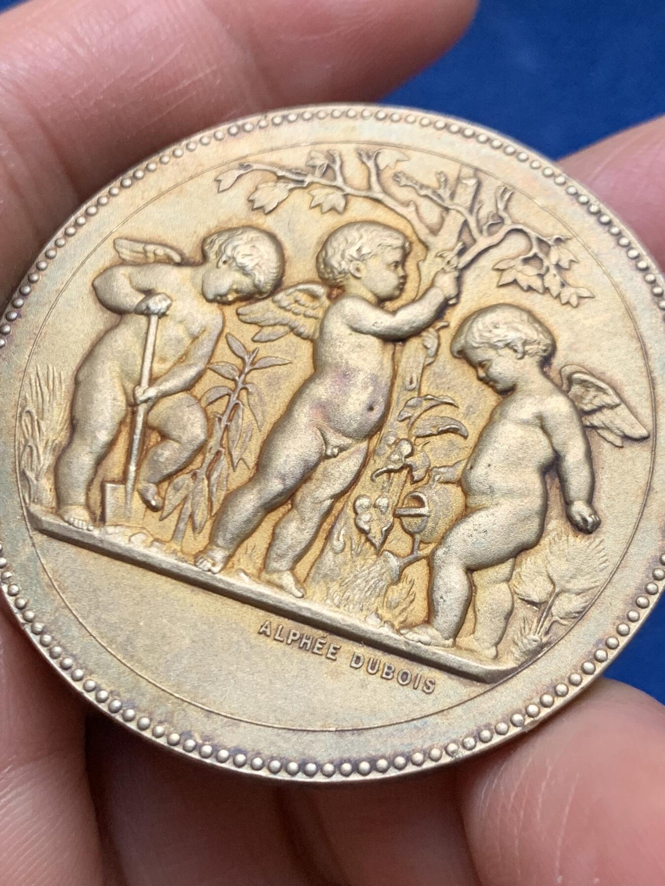 《竞宝斋》第463-465场 周日，周一，周二，3场连拍 （全场包邮）欢迎送拍 法国三天使镀金大银章 丰饶角1银标 47.45克 44.8mm