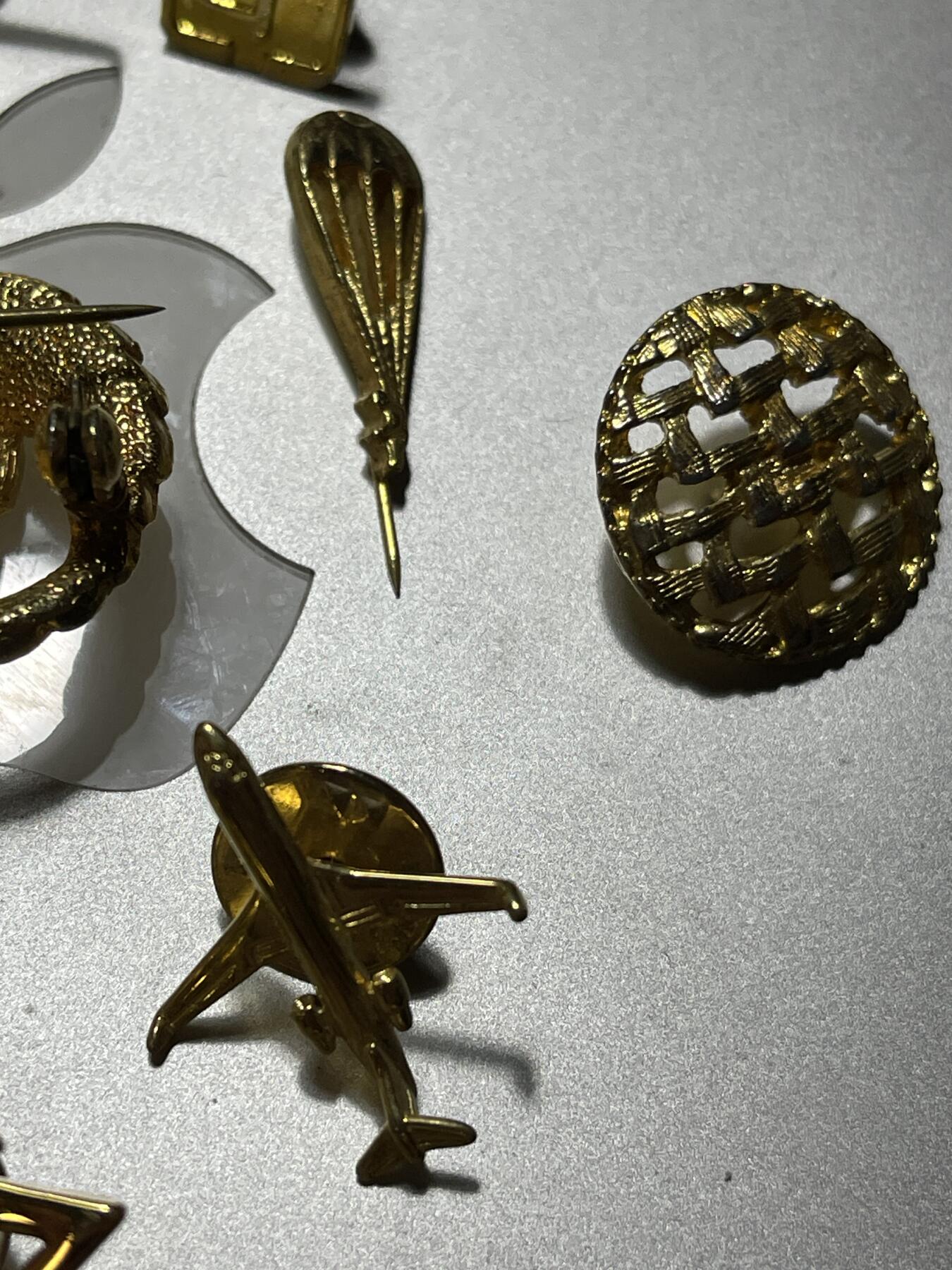 法国金色伞降飞机扣子亚伯拉罕三教犹太天主基督穆斯林和谐徽章胸针一套出（可交换朝鲜苏联章）