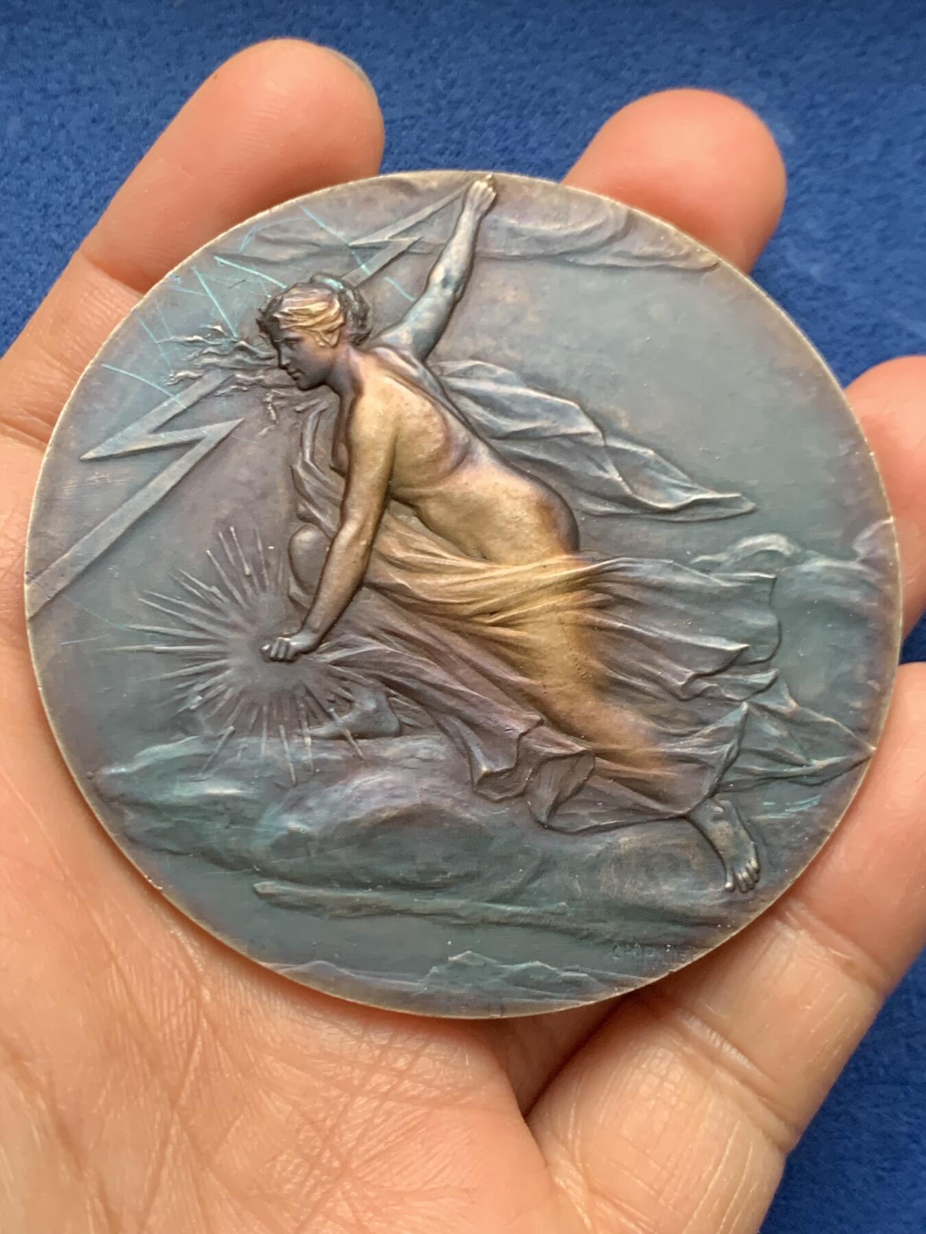 《竞宝斋》第463-465场 周日，周一，周二，3场连拍 （全场包邮）欢迎送拍 法国大银章清凉女神奖，新艺术大师-炫妻狂魔皮列CH.Pillet作品，此章上的女神还是以他老婆为原型。女神从云端向人间挥洒闪电，寓意电力带来光明，背面雕刻是通上电的小山村景色，边铭丰饶角2argent，直径67.2mm，重量99g。