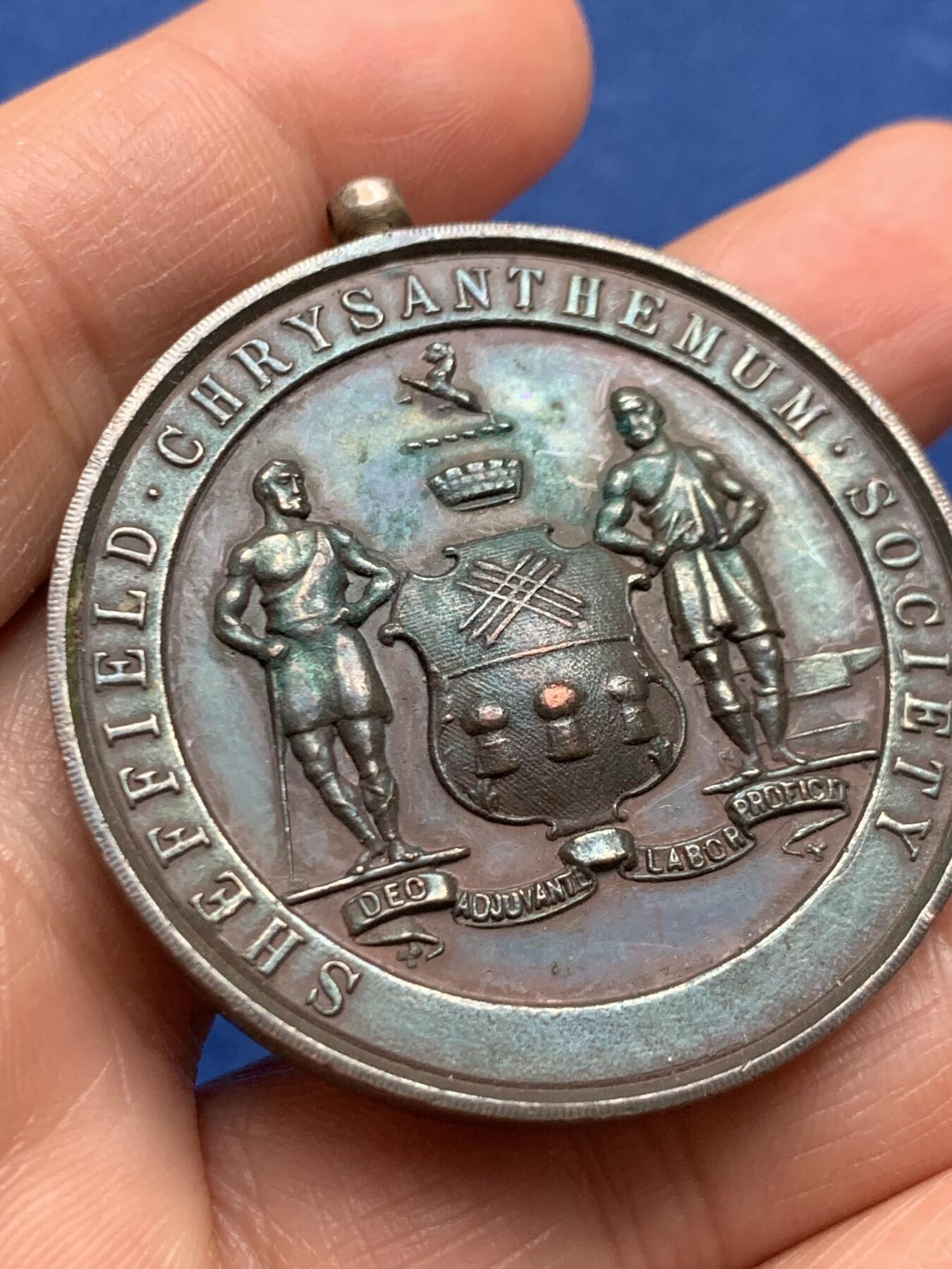 《竞宝斋》第463-465场 周日，周一，周二，3场连拍 （全场包邮）欢迎送拍 英国1924年谢菲尔德花卉菊类种植协会比赛铜章，花卉类高浮雕铜章，优雅美好。45.7克，45mm