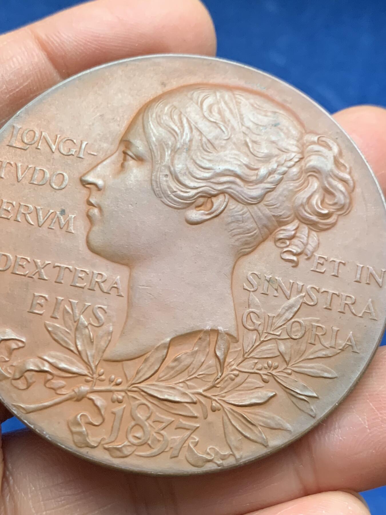 《竞宝斋》第463-465场 周日，周一，周二，3场连拍 （全场包邮）欢迎送拍 英国1897年维多利亚女王登基60周年纪念大铜章，经典的小维+老维双面高浮雕头像，一枚即可拥有。赭红巧克力，丝滑底板，状态很好，可送评级。55.3mm 74.7克