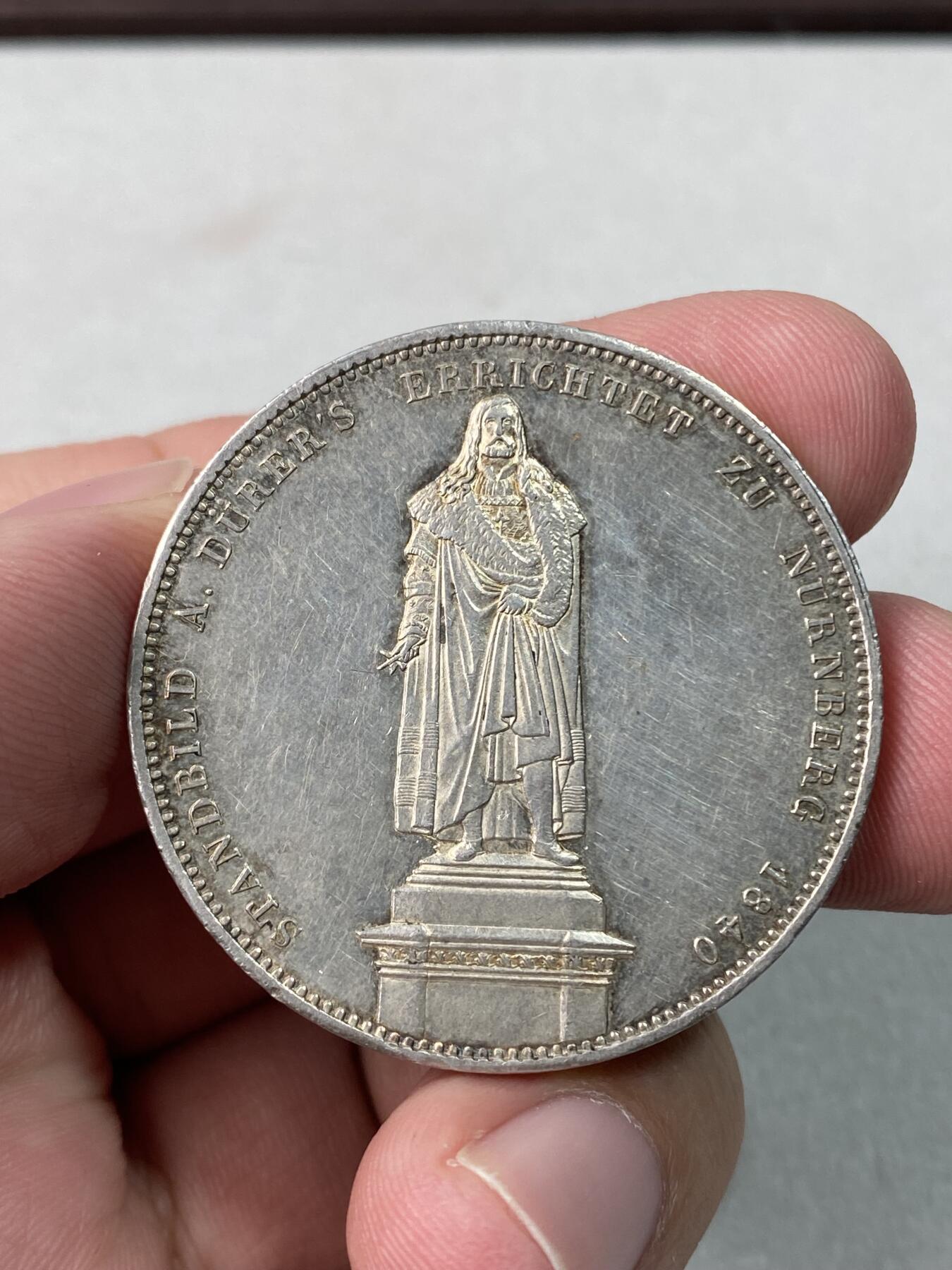 万国钱币拍卖第060期（万国六十期纪念大拍） 1840德国巴伐利亚路德维希一世丢勒站像历史2泰勒 由路德维希一世敕令发行 用以纪念德国著名画家丢勒 德式淡彩高点极佳 37g大银厚重压手