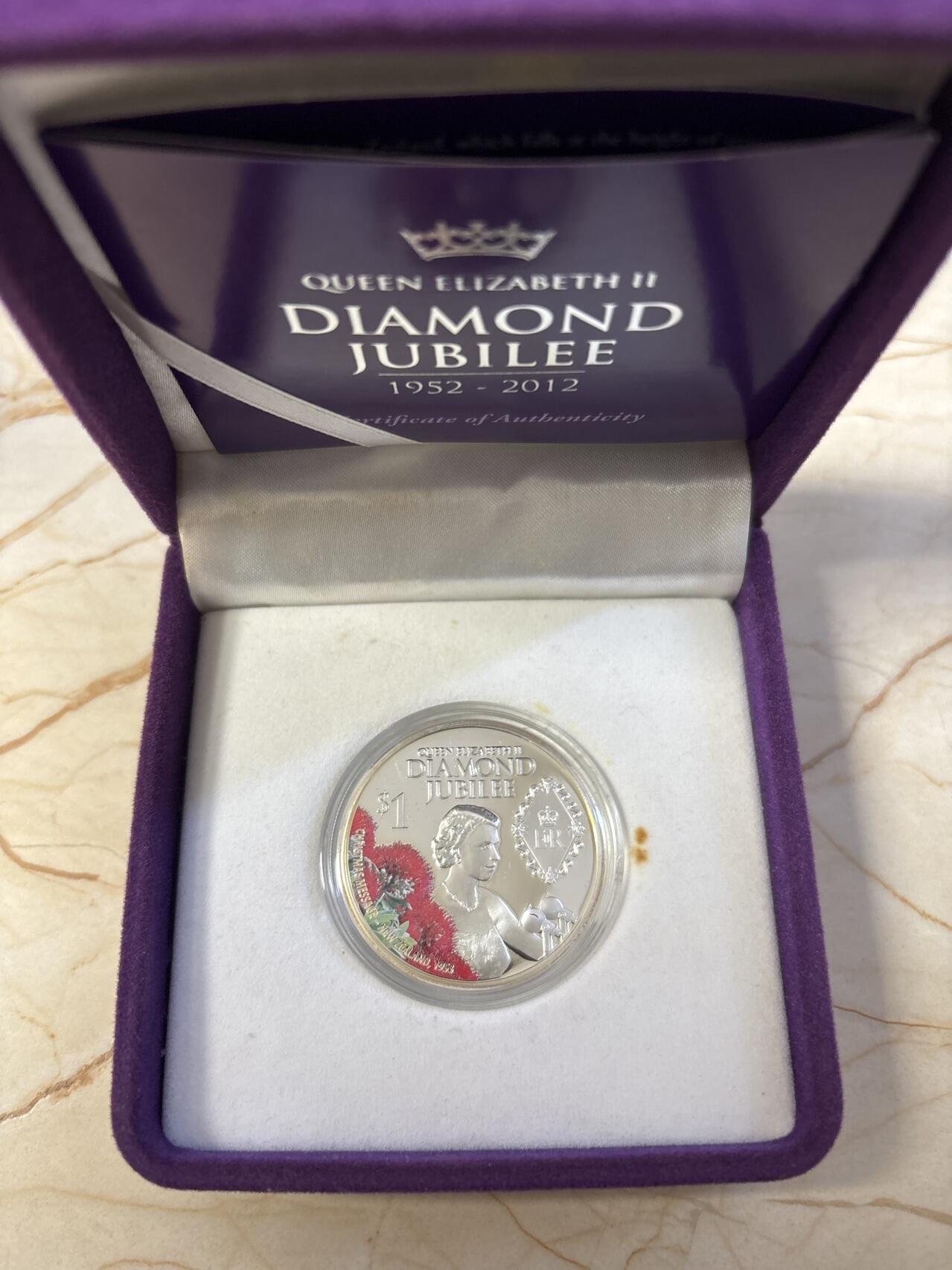 第190期拍卖 新西兰2012年伊丽莎白二世登基60周年彩色1盎司纪念银币，999银