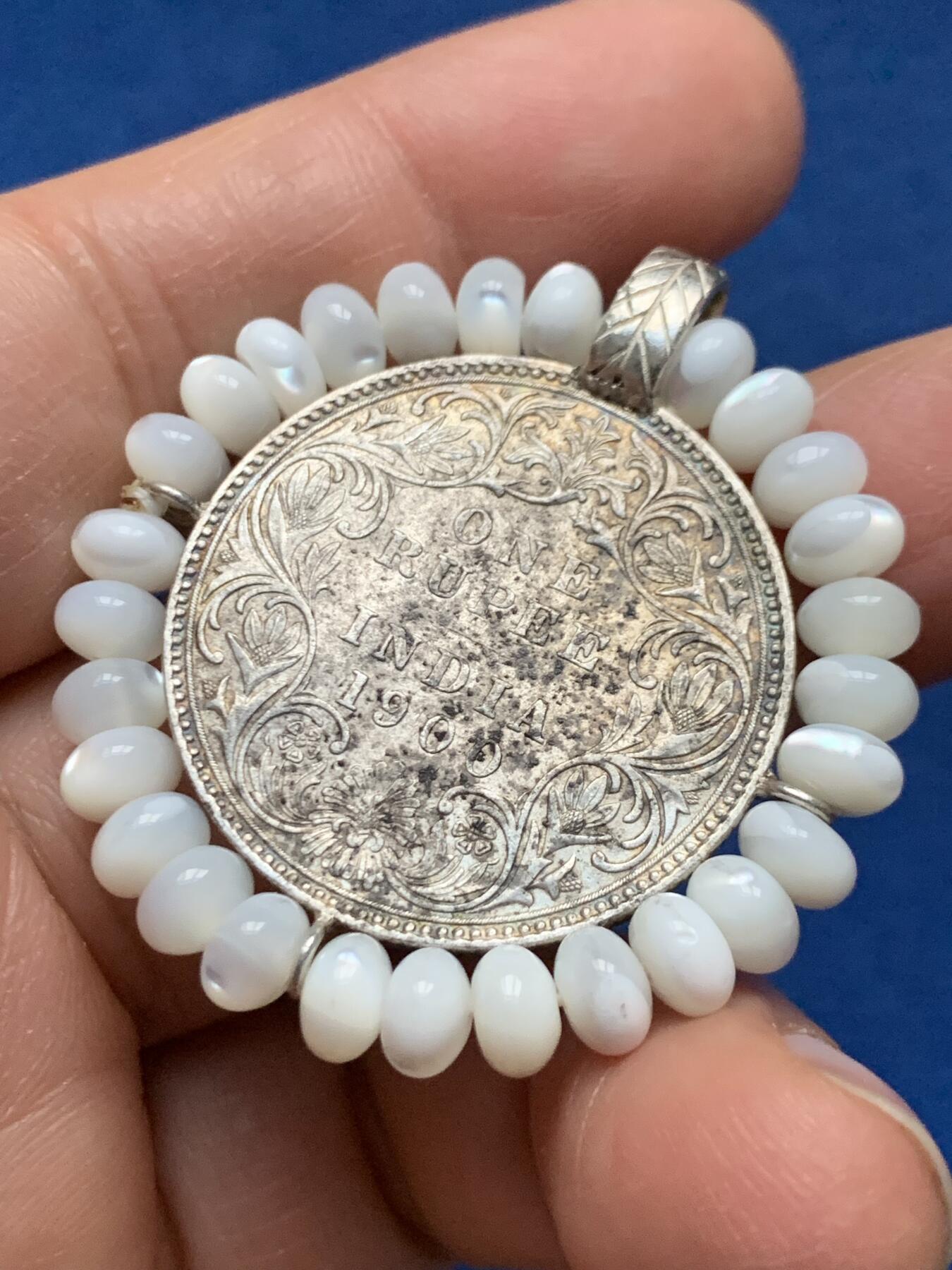 《竞宝斋》第463-465场 周日，周一，周二，3场连拍 （全场包邮）欢迎送拍 英属印度1900年维多利亚女王1卢比银币吊坠 总重18克 41.5mm