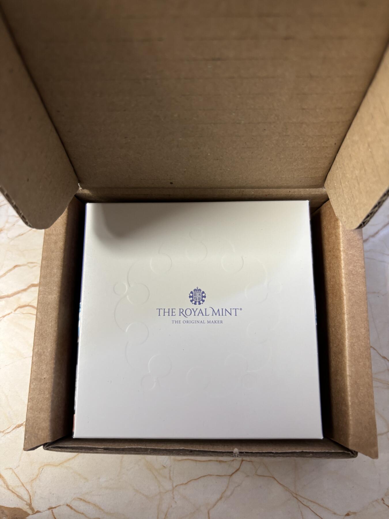 第190期拍卖 英国2022年女王统治系列2慈善与资助加厚纪念银币,999银,重量:56.56克,,发行：1500枚