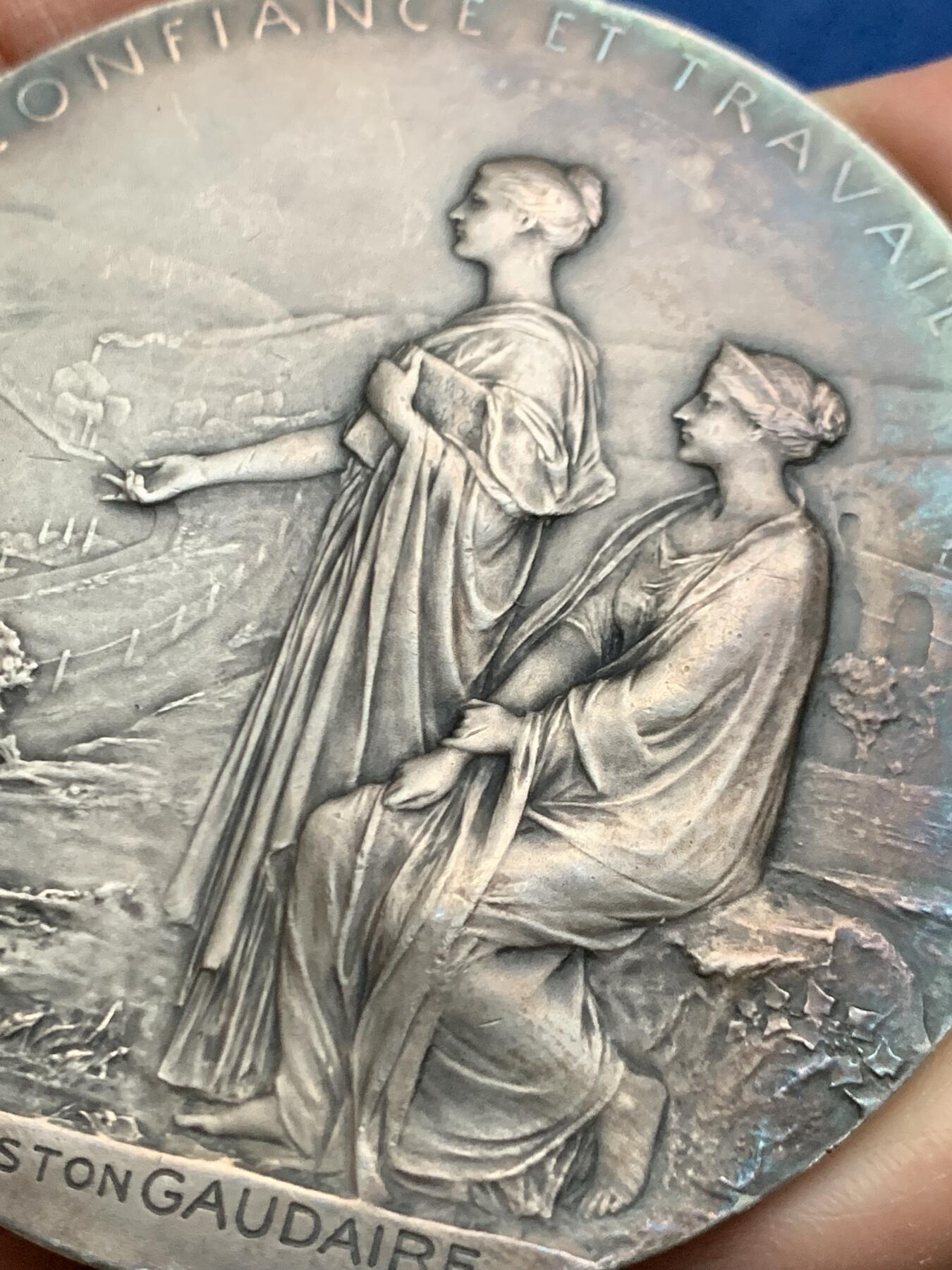 《竞宝斋》第463-465场 周日，周一，周二，3场连拍 （全场包邮）欢迎送拍 新艺术章牌大师罗蒂O.Roty作品，法兰西百年纪念银章，最美戎装玛丽安娜形象，材质950银，边铭丰饶角1argent，直径68mm，重约127.5g，品相如图，带原盒。