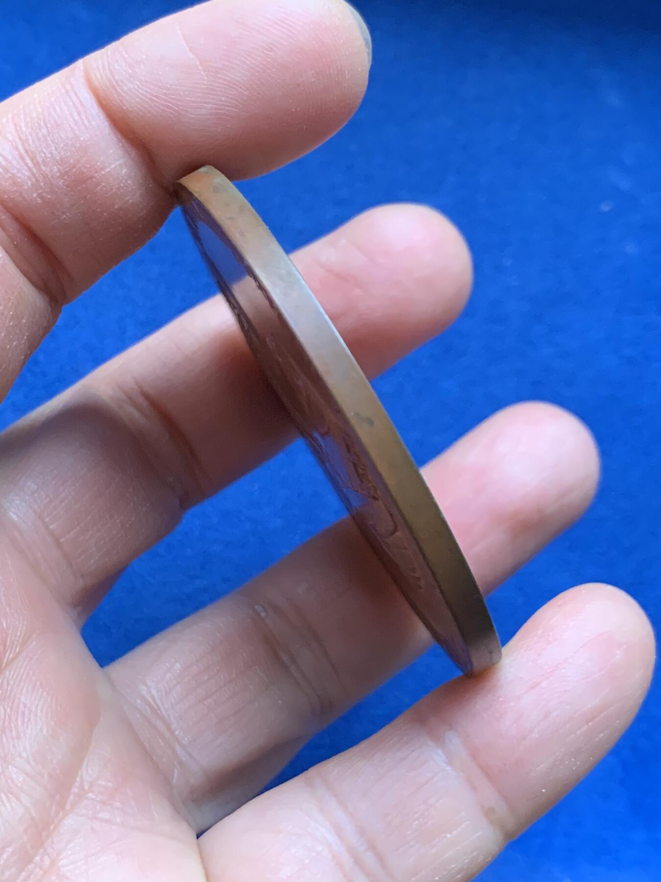 《竞宝斋》第463-465场 周日，周一，周二，3场连拍 （全场包邮）欢迎送拍 英国1897年维多利亚女王登基60周年纪念大铜章，经典的小维+老维双面高浮雕头像，一枚即可拥有。赭红巧克力，丝滑底板，状态很好，可送评级。55.3mm 74.7克