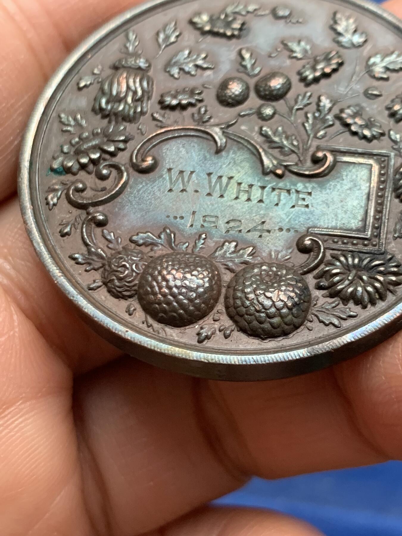 《竞宝斋》第463-465场 周日，周一，周二，3场连拍 （全场包邮）欢迎送拍 英国1924年谢菲尔德花卉菊类种植协会比赛铜章，花卉类高浮雕铜章，优雅美好。45.7克，45mm