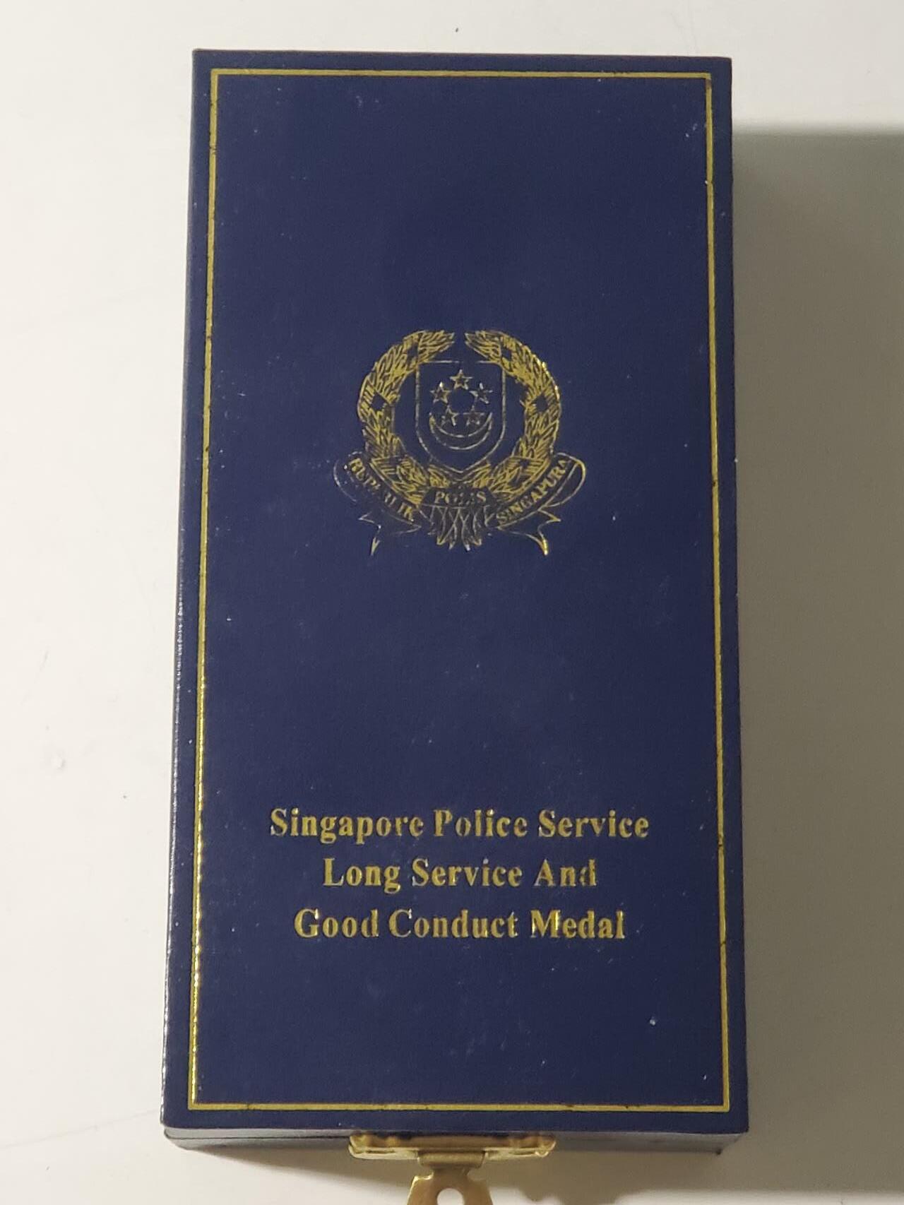 韵星假日军品类拍卖第三十九期暨默多克中校夫妇专场 -- Rimey Holidays Militaria Auction 39 & The Modoks Collection  新加坡共和国警察银制长期服务和良好服务奖章带原盒和原套 银镀金 非常稀少的高级类奖章 品相非常好 表面闪闪发光 elm厂制作 带厂标 39465序列号带原厂证书925银 26克不含绶带 银价接近700 完整一套很难找 