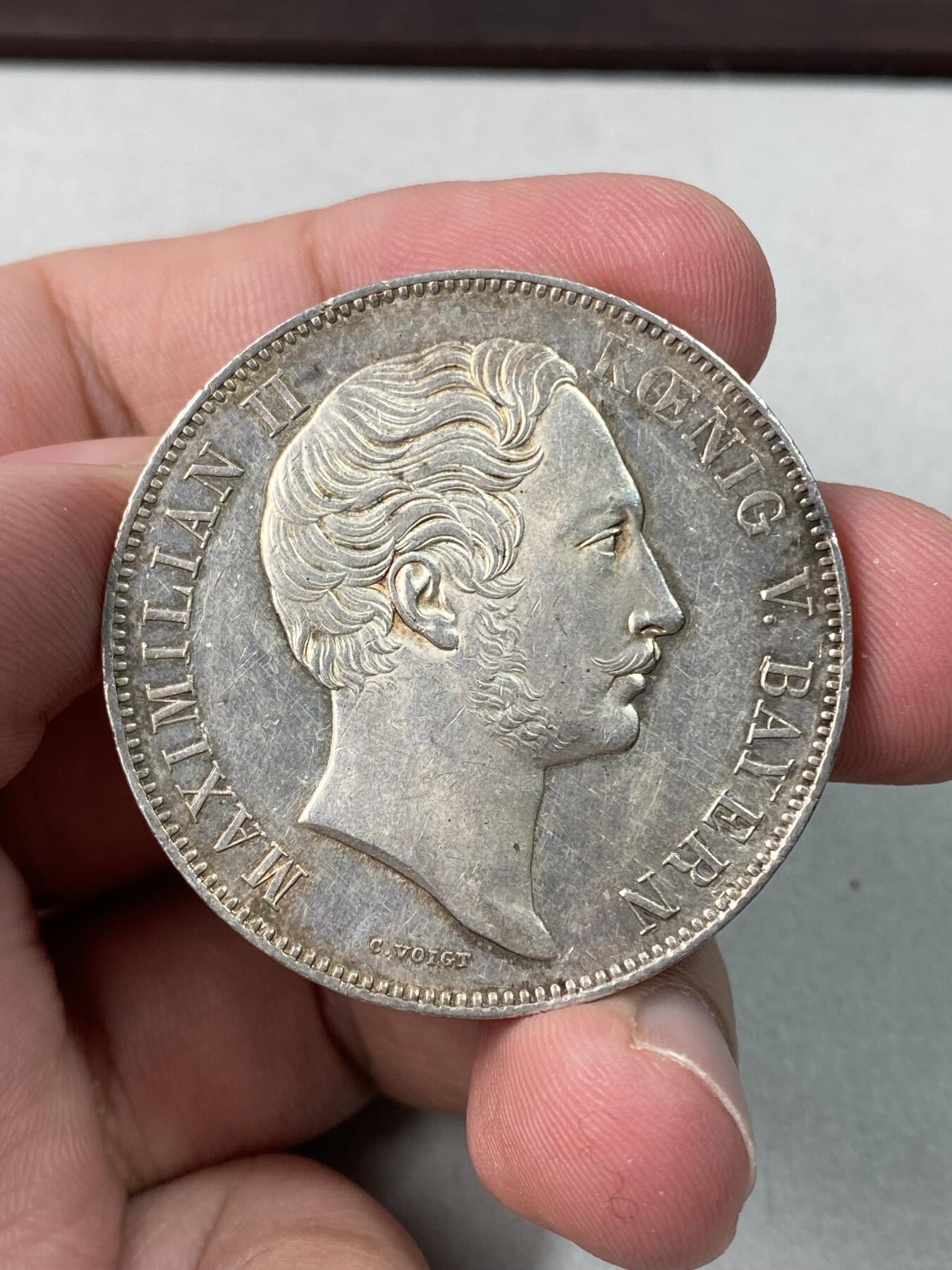 万国钱币拍卖第060期（万国六十期纪念大拍） 1854年巴伐利亚马克西米利安二世水晶宫历史2泰勒 相较尺寸独树一帜的路一历史2T 规格回归流通2T的马二历史系列 水晶宫绝对是其中绕不开的品种 原味香槟玫瑰彩细节极佳