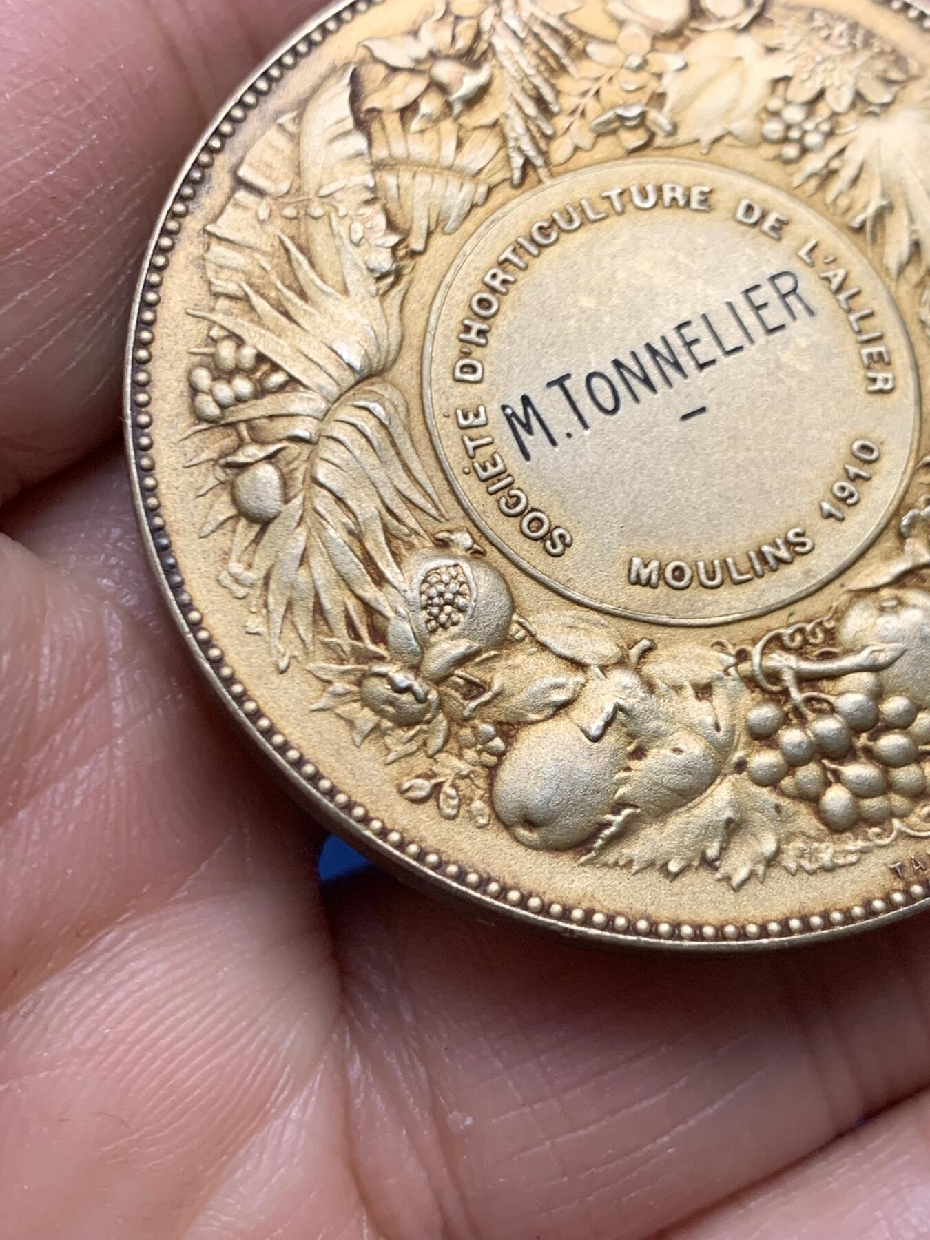 《竞宝斋》第463-465场 周日，周一，周二，3场连拍 （全场包邮）欢迎送拍 法国三天使镀金大银章 丰饶角1银标 47.45克 44.8mm