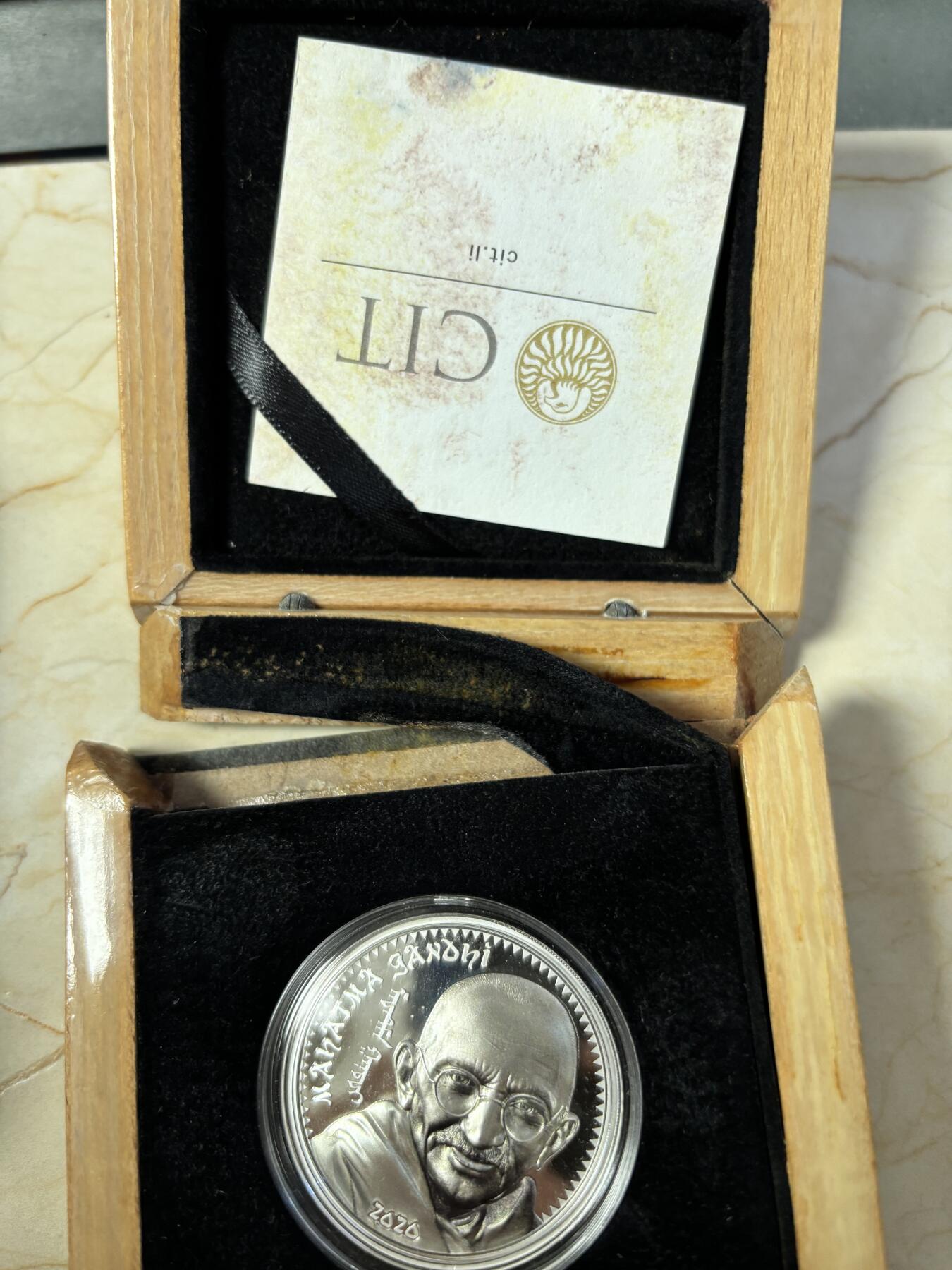 第190期拍卖 蒙古2020年伟人系列印度之父甘地1盎司纪念彩银币，999银，发行1000枚，木盒有破
