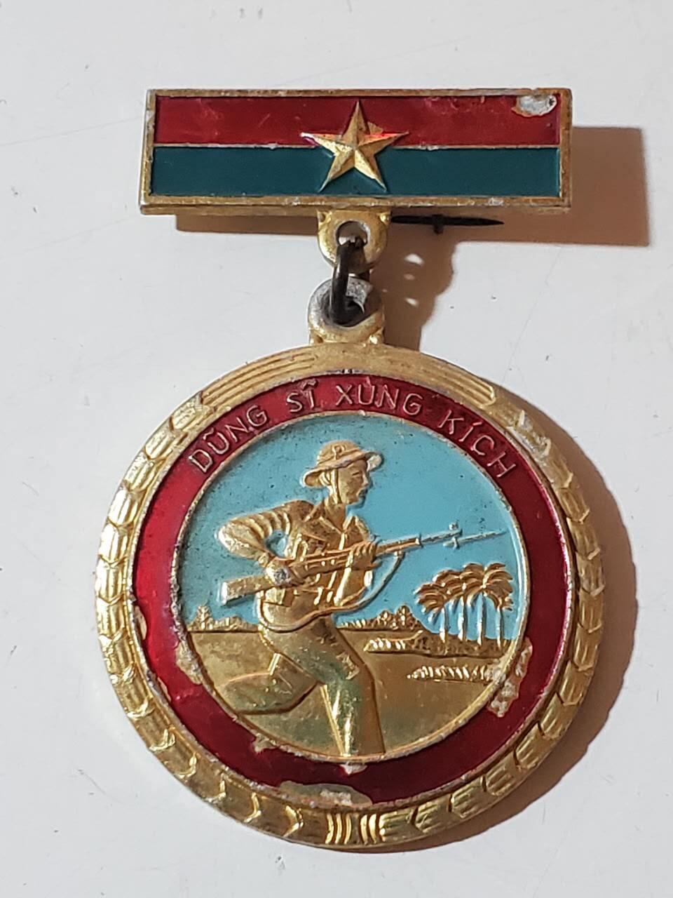 韵星假日军品类拍卖第三十九期暨默多克中校夫妇专场 -- Rimey Holidays Militaria Auction 39 & The Modoks Collection  越南南方共和国（越共）先锋战士奖章 越共颁发的几大战士称号奖章之一 后不再颁发