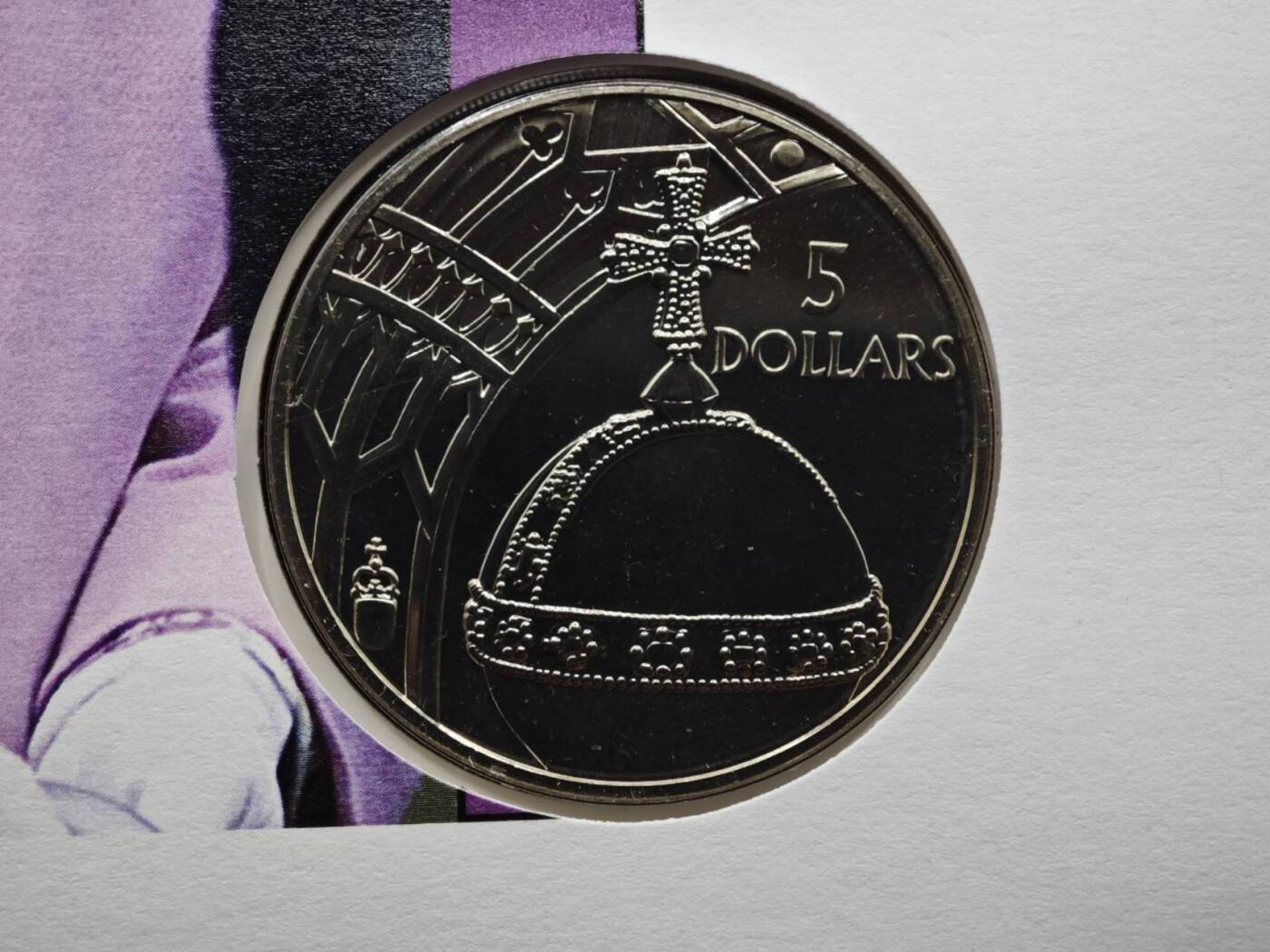 【淘币小摊】限时拍第八百六十二拍  克朗币邮币封场  满百包邮可预留两周  周一统一发货  所罗门群岛2002年女王登基金禧5元纪念币邮币封