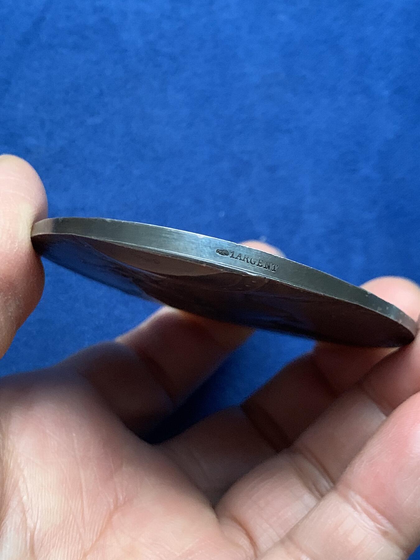 《竞宝斋》第463-465场 周日，周一，周二，3场连拍 （全场包邮）欢迎送拍 新艺术章牌大师罗蒂O.Roty作品，法兰西百年纪念银章，最美戎装玛丽安娜形象，材质950银，边铭丰饶角1argent，直径68mm，重约127.5g，品相如图，带原盒。