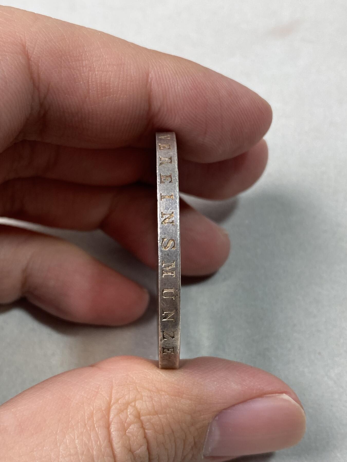 万国钱币拍卖第060期（万国六十期纪念大拍） 1854年巴伐利亚马克西米利安二世水晶宫历史2泰勒 相较尺寸独树一帜的路一历史2T 规格回归流通2T的马二历史系列 水晶宫绝对是其中绕不开的品种 原味香槟玫瑰彩细节极佳