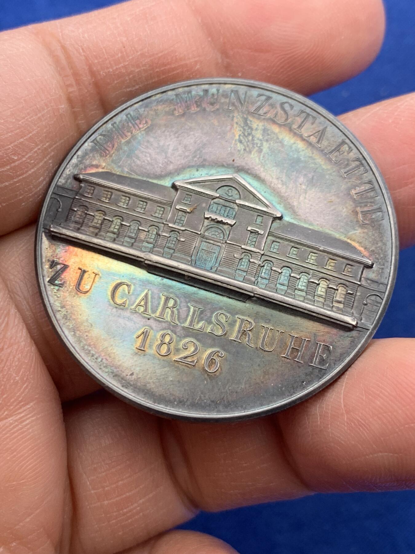 《竞宝斋》第463-465场 周日，周一，周二，3场连拍 （全场包邮）欢迎送拍 德国纪念卡尔斯鲁厄造币厂建成纪念银章 24.75克 40.2mm 好品 带盒