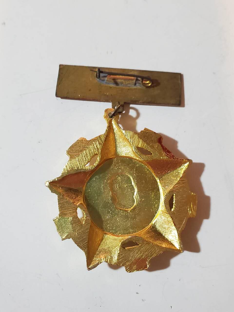 韵星假日军品类拍卖第三十九期暨默多克中校夫妇专场 -- Rimey Holidays Militaria Auction 39 & The Modoks Collection  越南社会主义共和国 胡志明市建设奖章 颁发给战后建设胡志明市的军民 短时间颁发 稀有