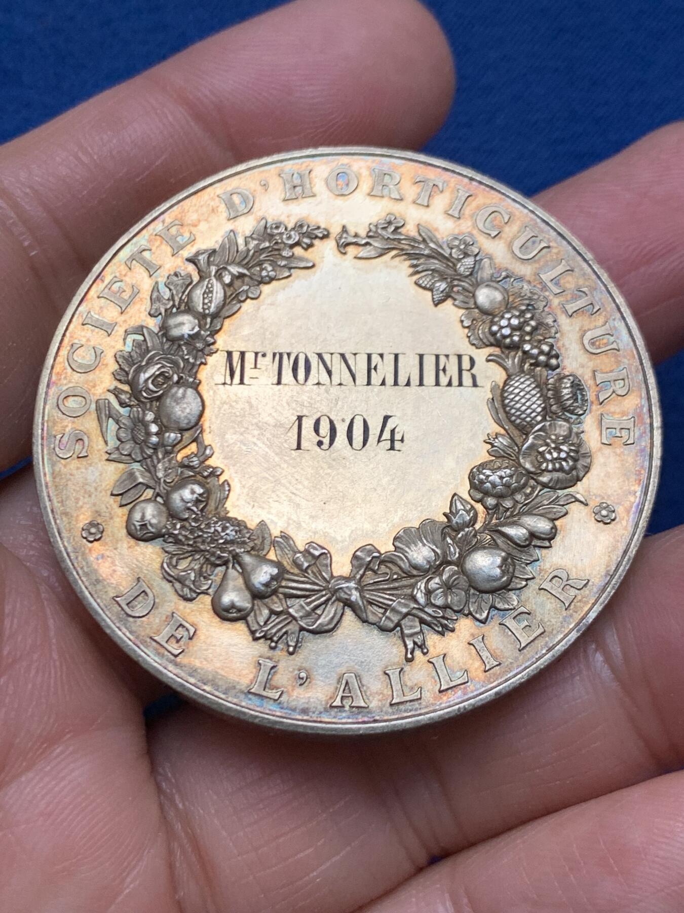 《竞宝斋》第463-465场 周日，周一，周二，3场连拍 （全场包邮）欢迎送拍 1904法国阿列省园艺协会镀金大银章 菱形野猪头银标 49.2克 46.5mm