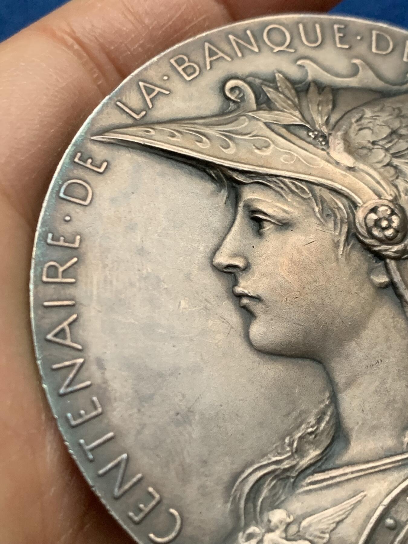 《竞宝斋》第463-465场 周日，周一，周二，3场连拍 （全场包邮）欢迎送拍 新艺术章牌大师罗蒂O.Roty作品，法兰西百年纪念银章，最美戎装玛丽安娜形象，材质950银，边铭丰饶角1argent，直径68mm，重约127.5g，品相如图，带原盒。