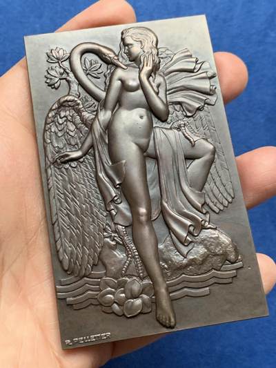 《竞宝斋》第463-465场 周日，周一，周二，3场连拍 （全场包邮）欢迎送拍 - 大版法国唯美少女铜章 新艺术时期浪漫主义清凉章 巴黎铸币厂铸造为1975年法国古董汽车俱乐部Tacot'sClubGascon纪念发行。呈现了一幅优雅而浪漫的艺术场景，描绘一位女性与天鹅的互动，女性形象充满古典美感，背景细节刻画精致，天鹅象征纯洁与优雅，整体充满艺术气息。 243g，100x61mm